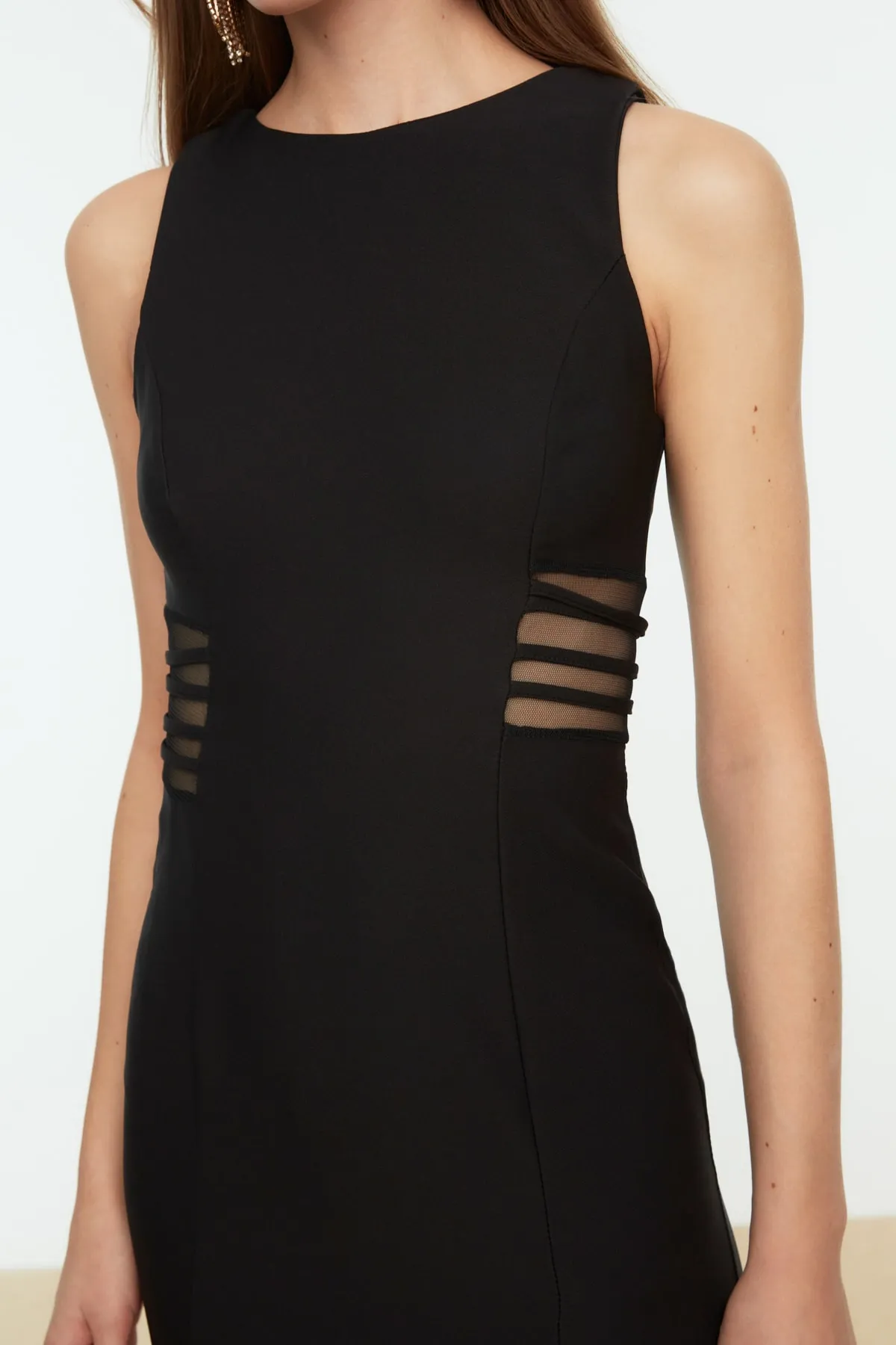 Trendyol Collection  Schwarzes elegantes Abendkleid mit Taillendetails TPRSS21EL2191