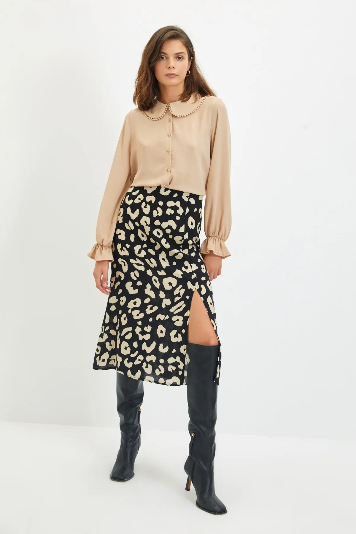Trendyol Collection  Schwarzer Midi-Webrock aus Viskosestoff mit Tiermuster und Schlitzen und Details TWOAW22ET0447