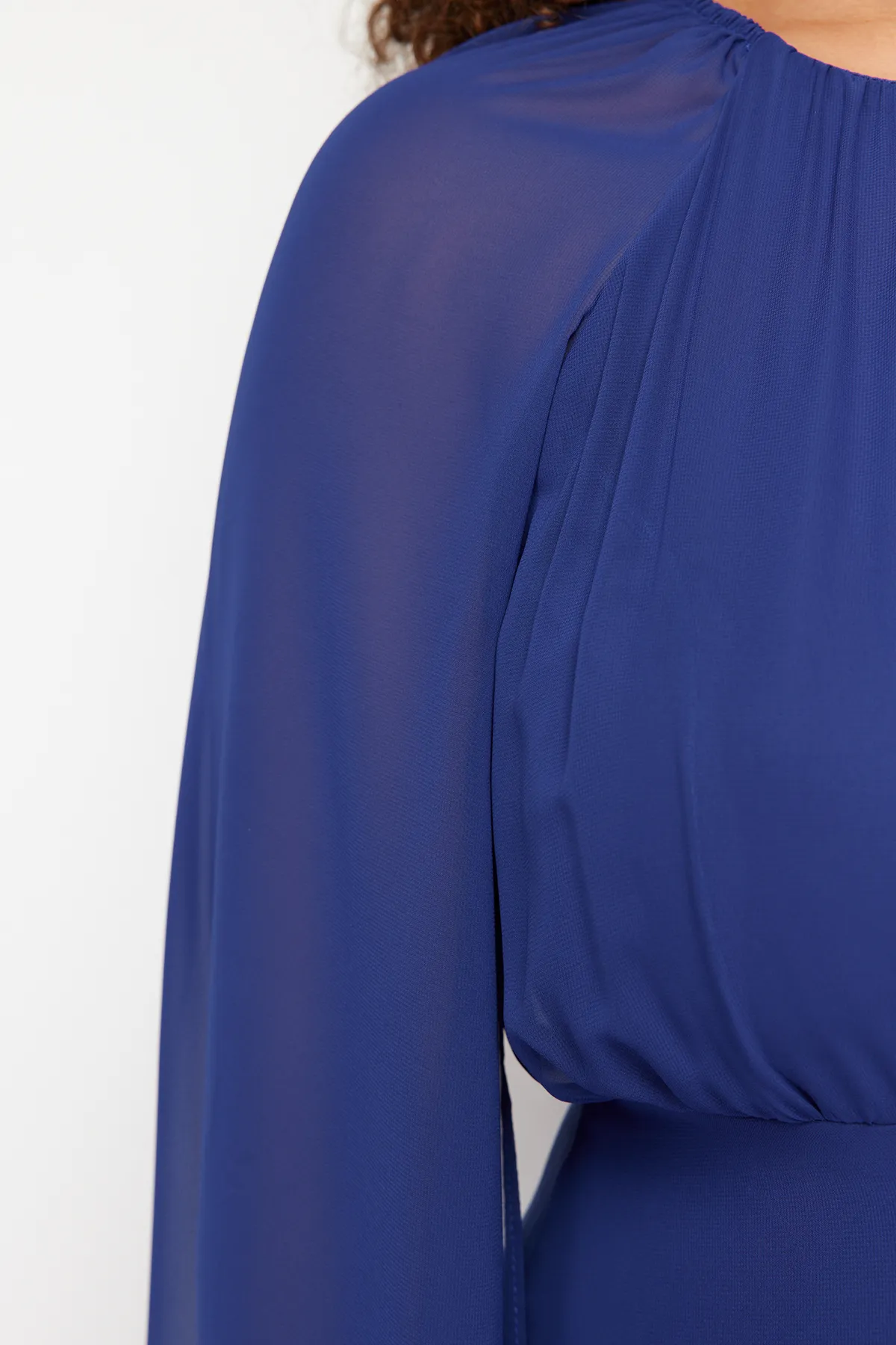 Trendyol Curve  Saks – Langes, gewebtes Maxikleid in Übergröße mit Umhangärmeln
