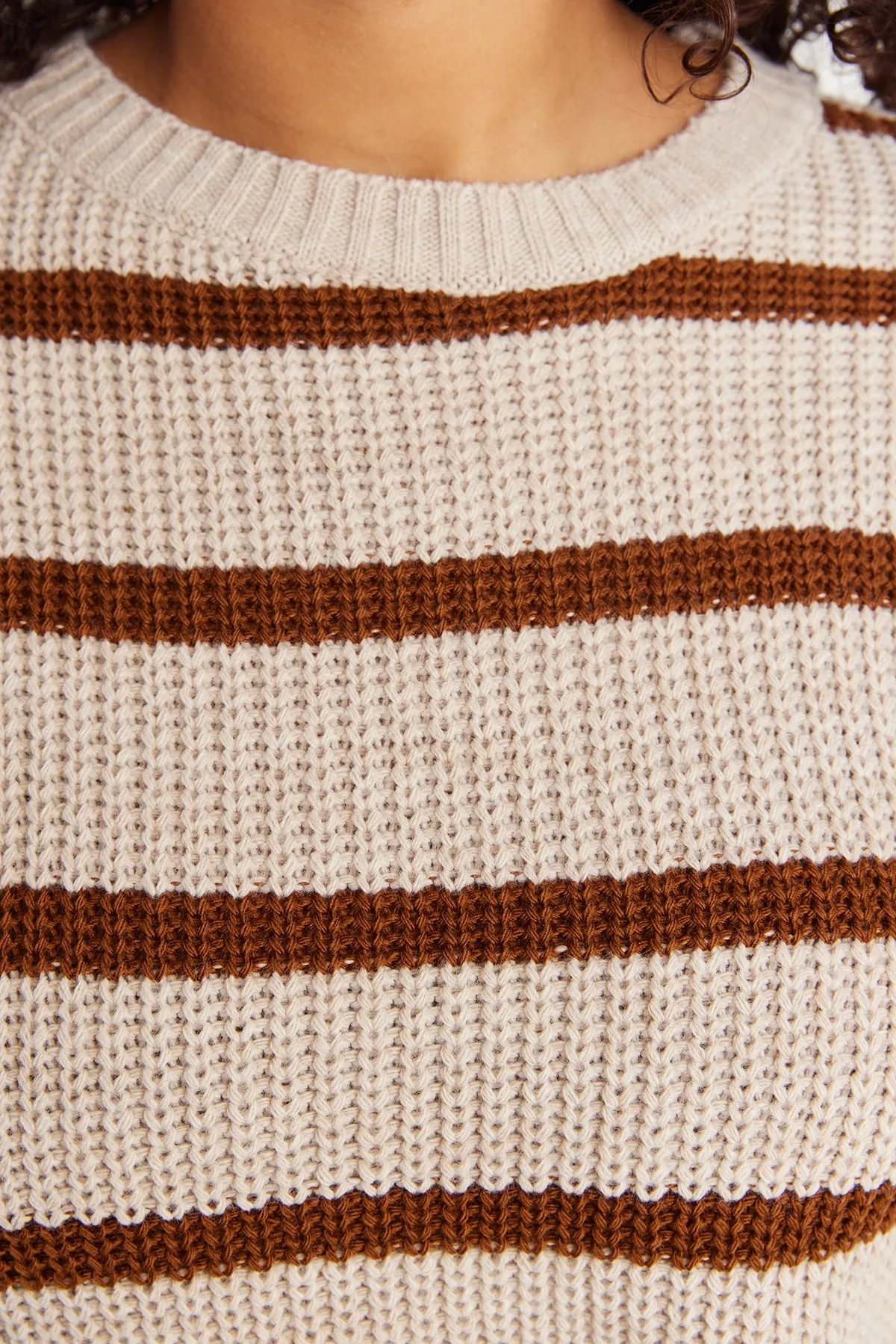 Trendyol Curve  Steinfarbener, schulterfreier Strickpullover mit Streifenmuster