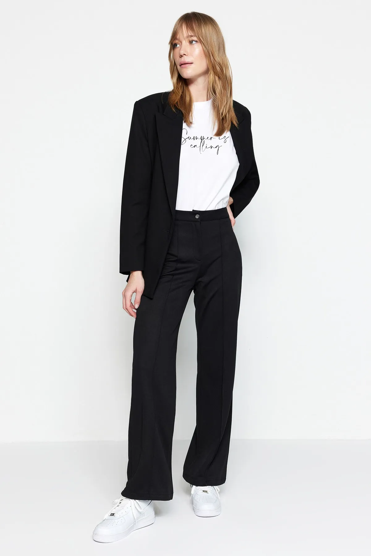 Trendyol Modest  Schwarze Strickhose mit Rippennähten TCTSS23EI00009