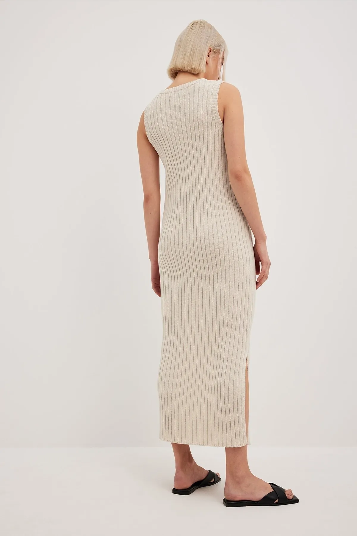 NA-KD  Rippstrick-Midikleid mit V-Ausschnitt