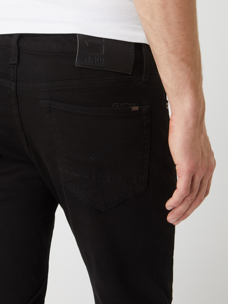 Slim Fit Jeans mit Stretch-Anteil in schwarz