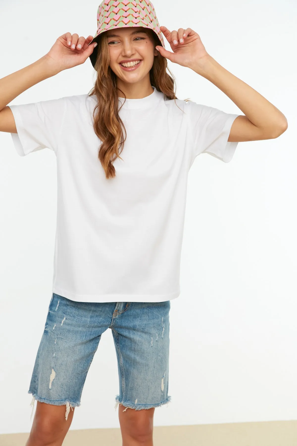 Trendyol Collection  Weißes Basic-Strick-T-Shirt aus 100 % Baumwolle mit Stehkragen TWOAW20TS0096