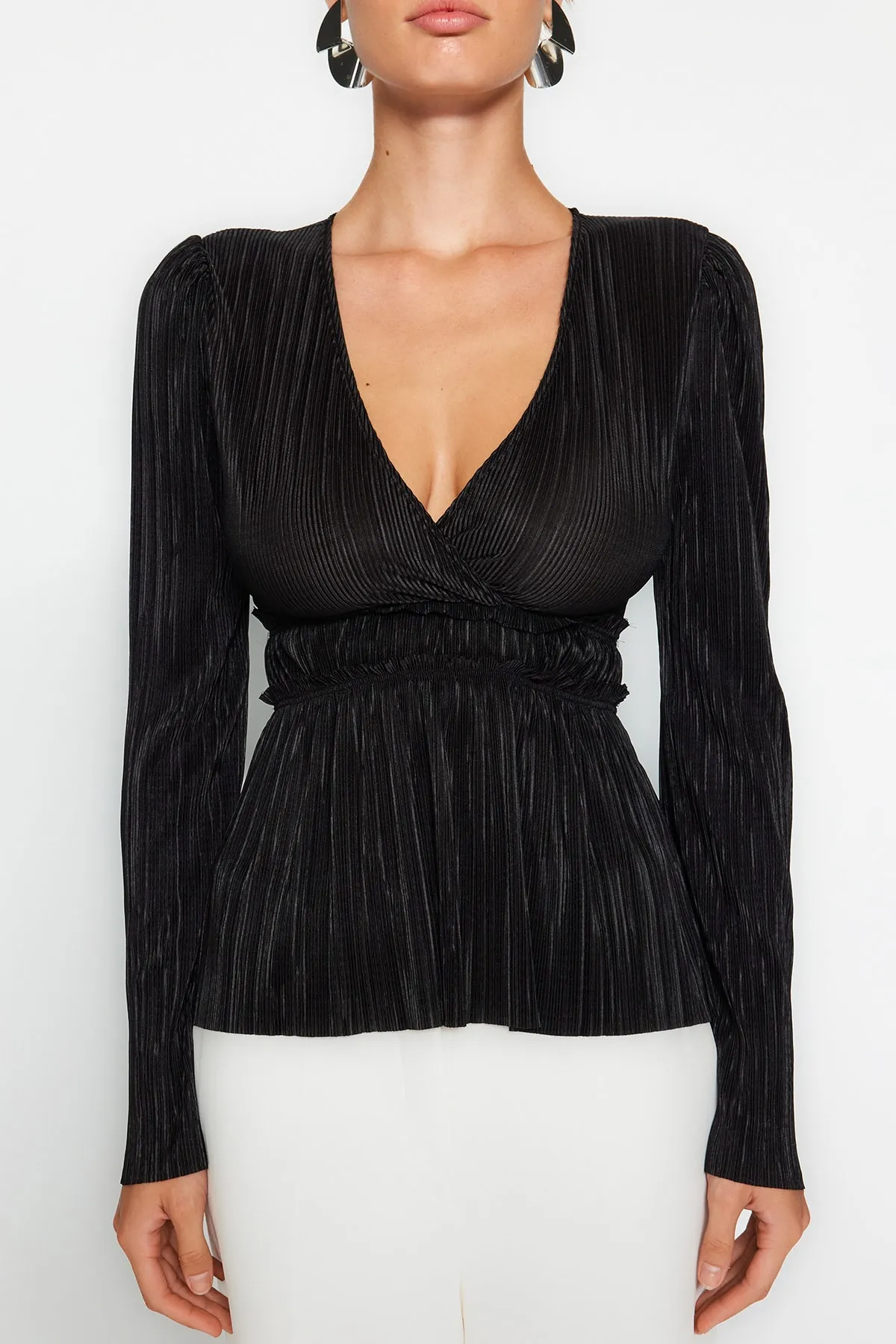 Trendyol Collection  Schwarze, plissierte, zweireihige Bluse mit Rüschen und V-Ausschnitt TWOAW24BZ00278