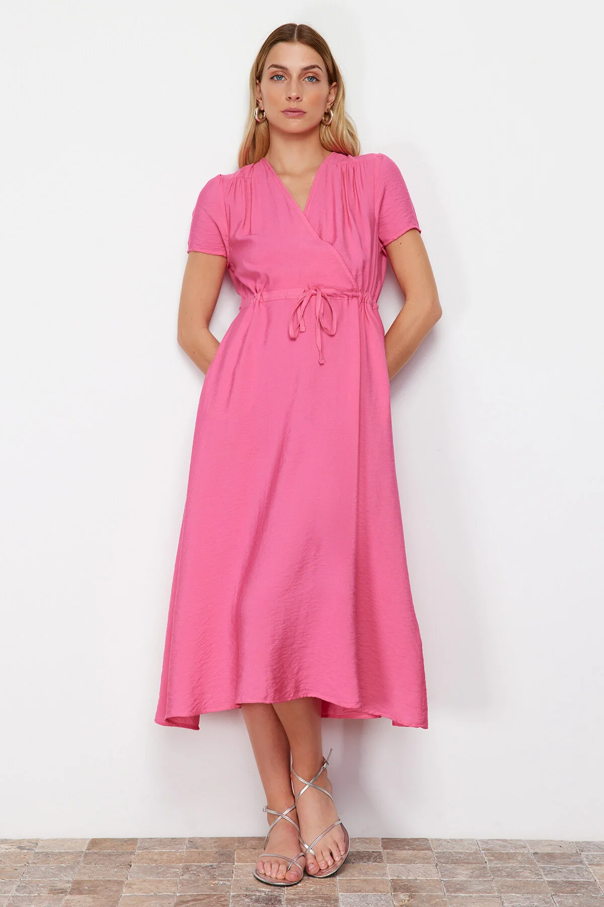 Trendyol Collection  Fuchsiafarbenes, gewebtes Midi-Kleid mit V-Ausschnitt und Taillenöffnung TWOSS24EL00501