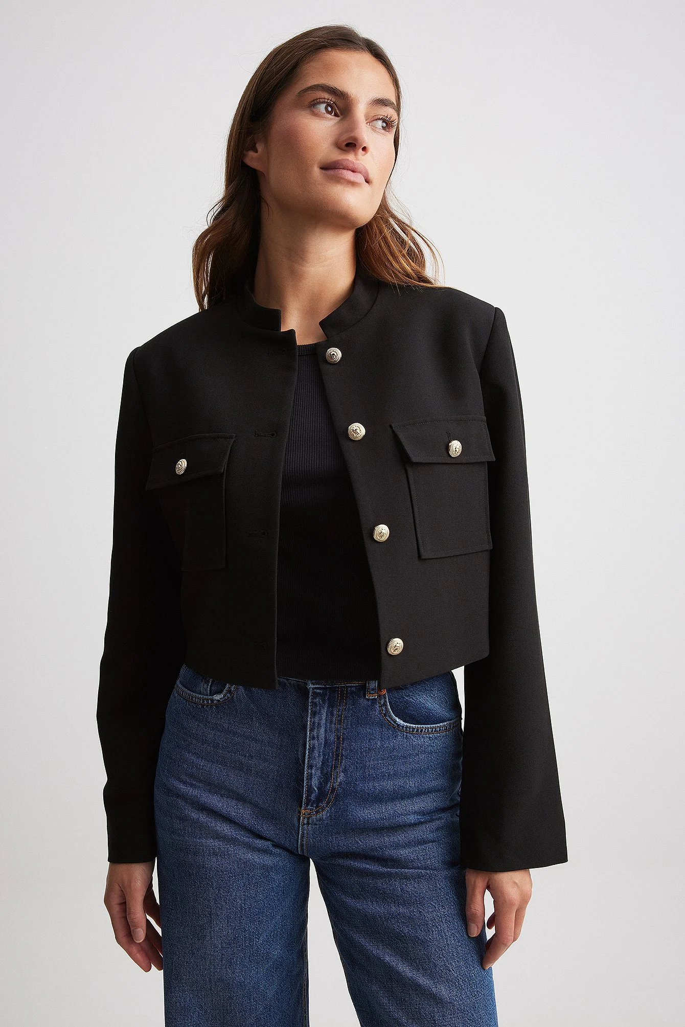 Crop-Blazer mit goldenem Knopf