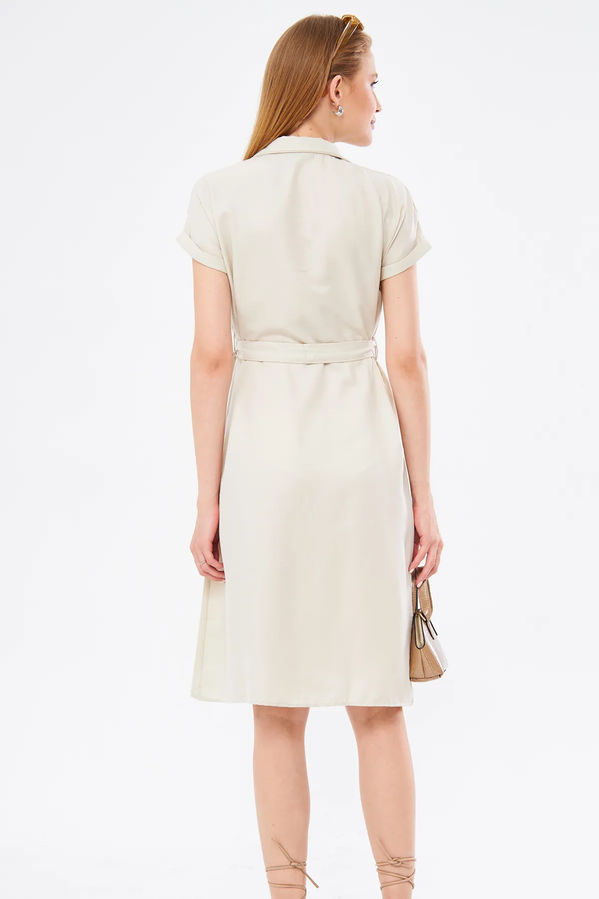 armonika  Ecrufarbenes, kurzärmliges Hemdblusenkleid mit Taillengürtel für Damen ARM-19Y001068