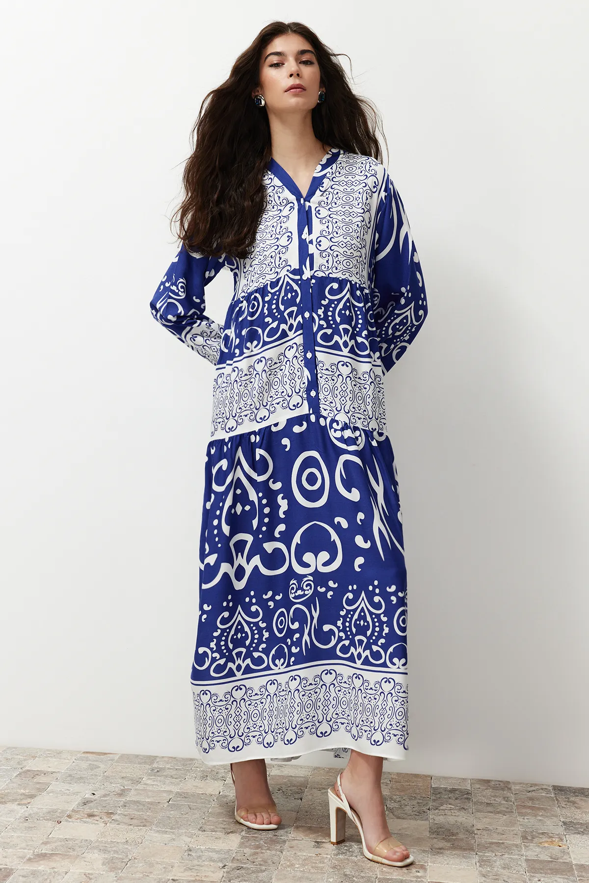 Trendyol Modest  Blaues Viskosekleid mit Schalkragen und Knopfleiste TCTSS24EB00244