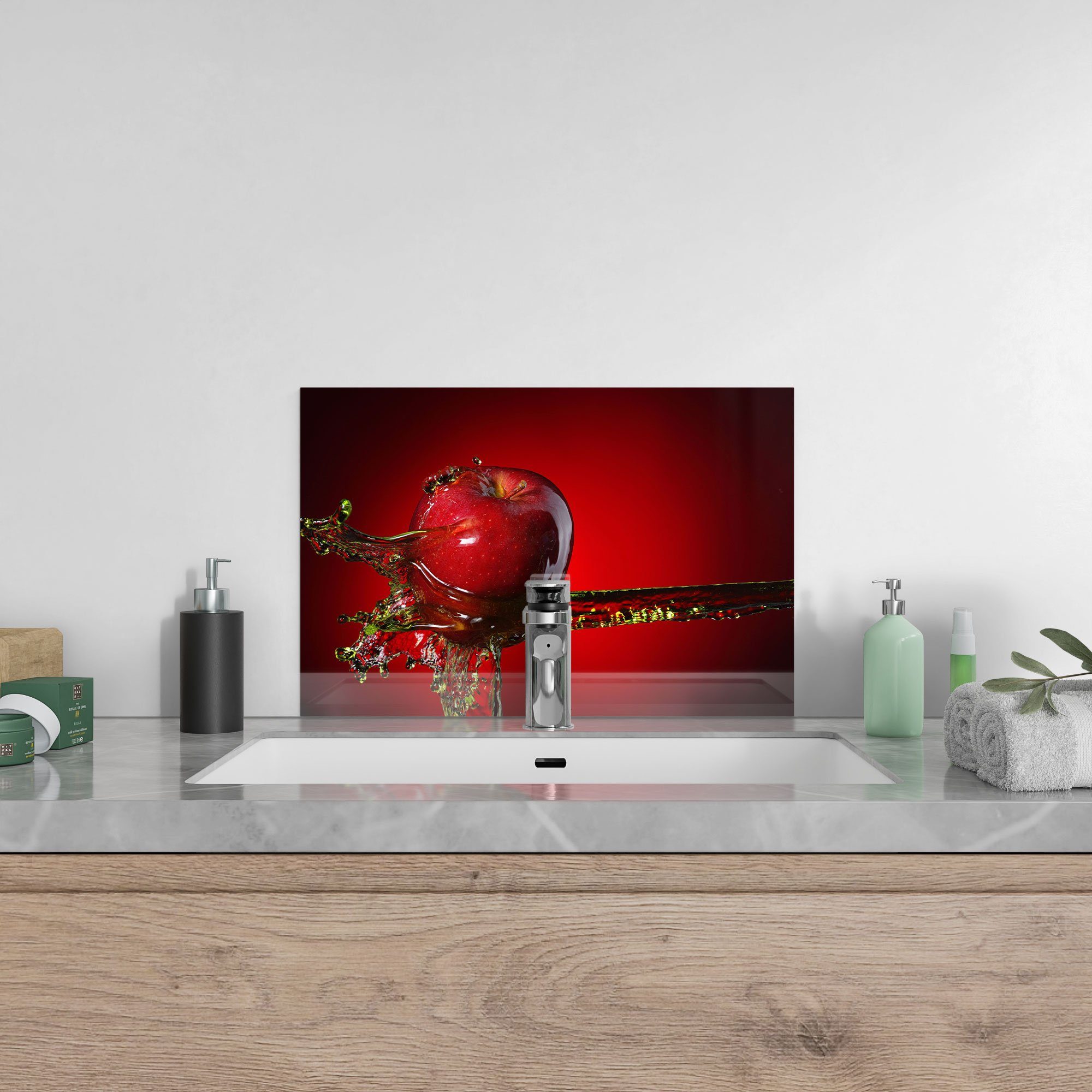 DEQORI Küchenrückwand 'Flüssigkeit trifft Apfel', Glas Spritzschutz Badrückwand Herdblende