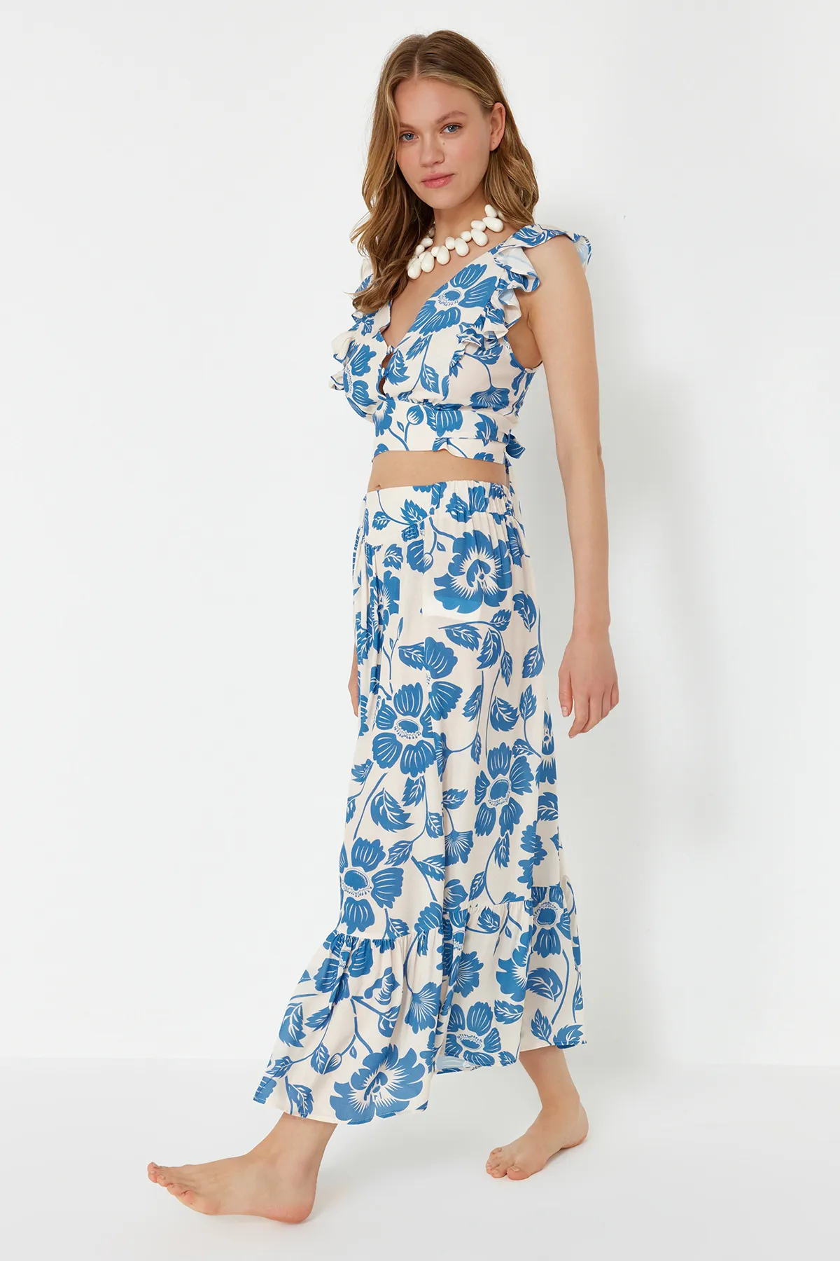 Trendyol Collection  Gewebtes Volant-Bluse-Rock-Set mit Blumenmuster TBESS19BB0102
