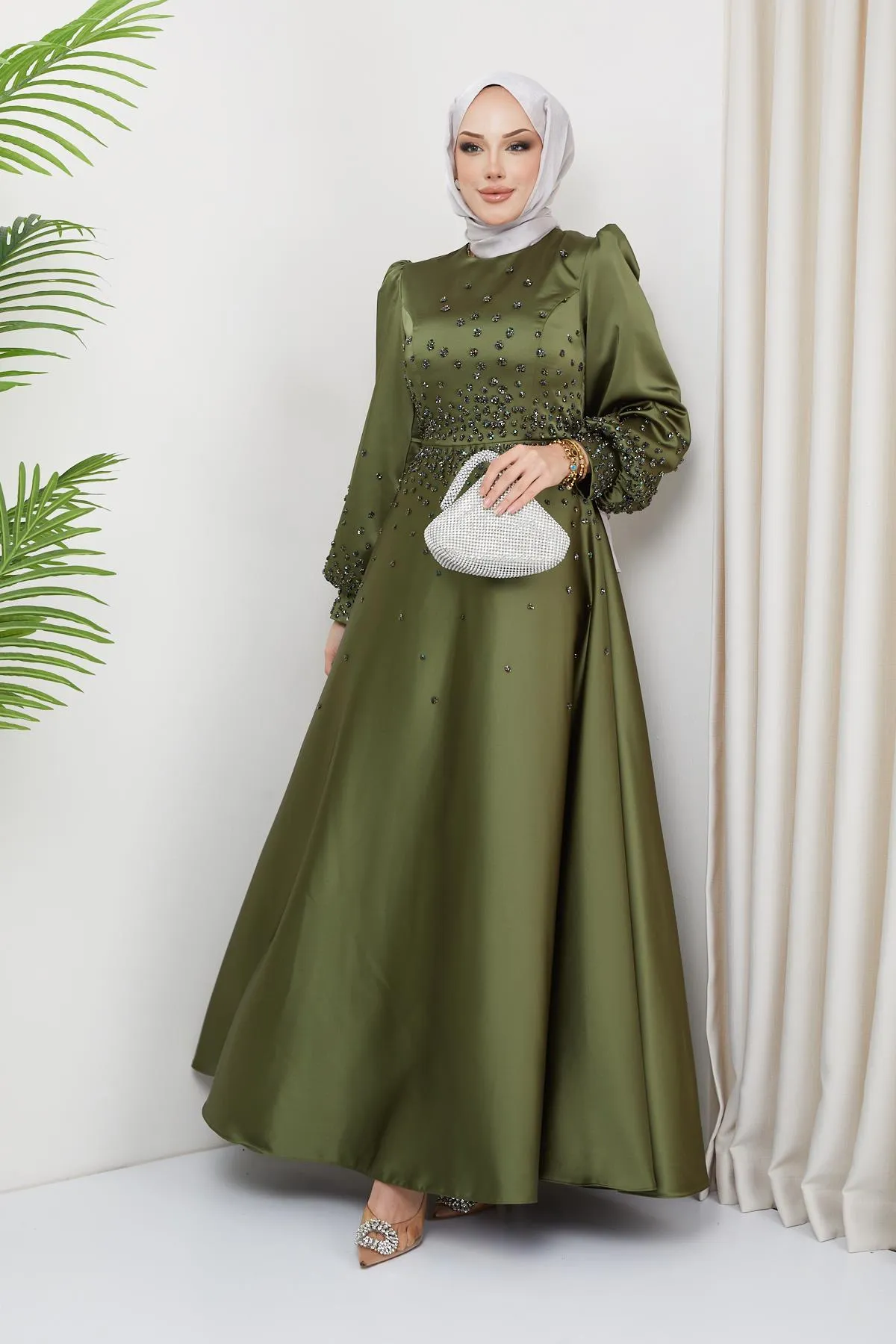 Olcay  Abendkleid aus Satin mit Steindetail vorne und an den Ärmeln HELLGRÜN 1658