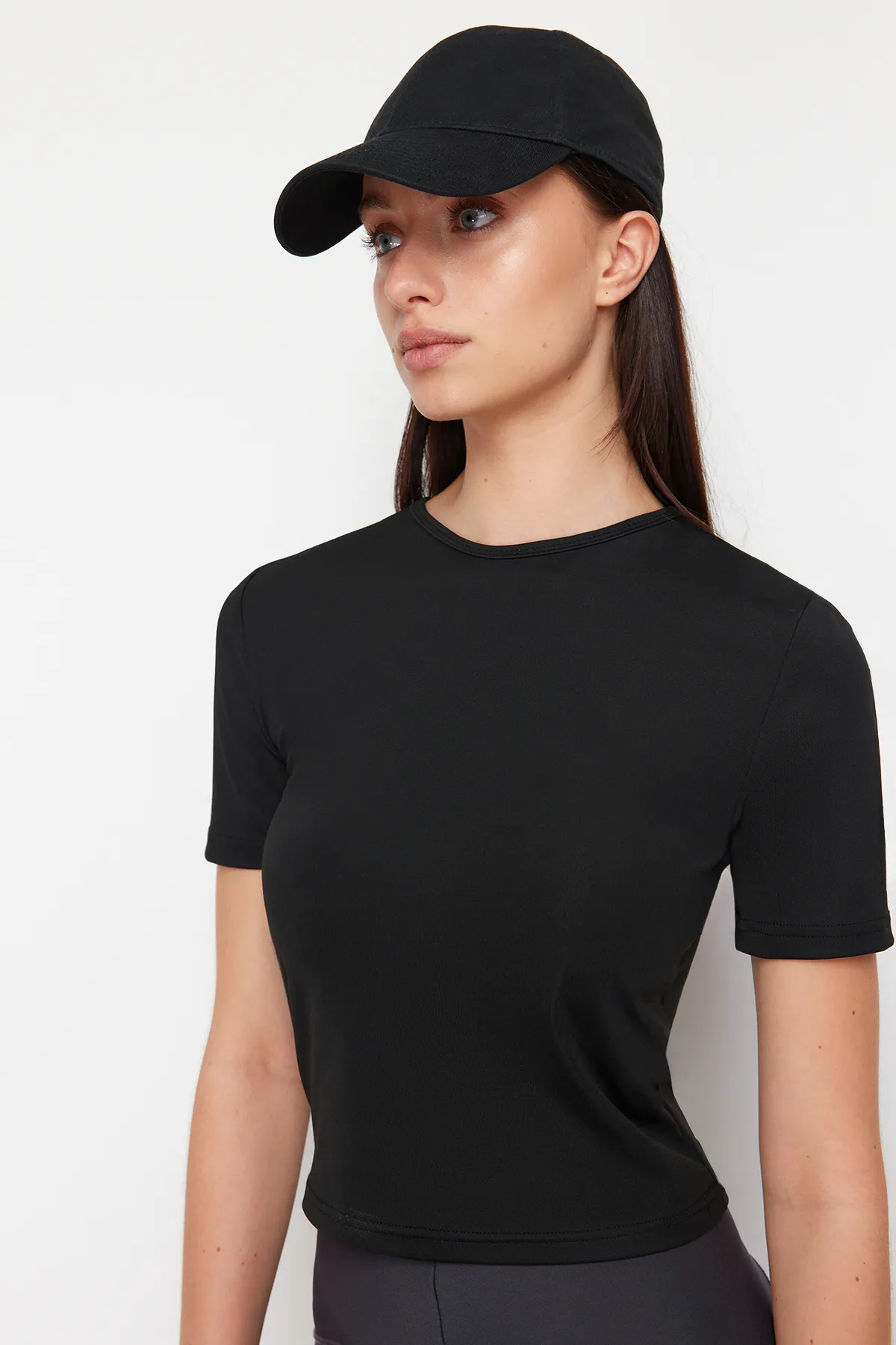 Trendyol Collection  Schwarzes, dünnes Ektra-Gewebe, Rundhalsausschnitt, gestricktes Sport-Top/Bluse THMSS24BZ00008