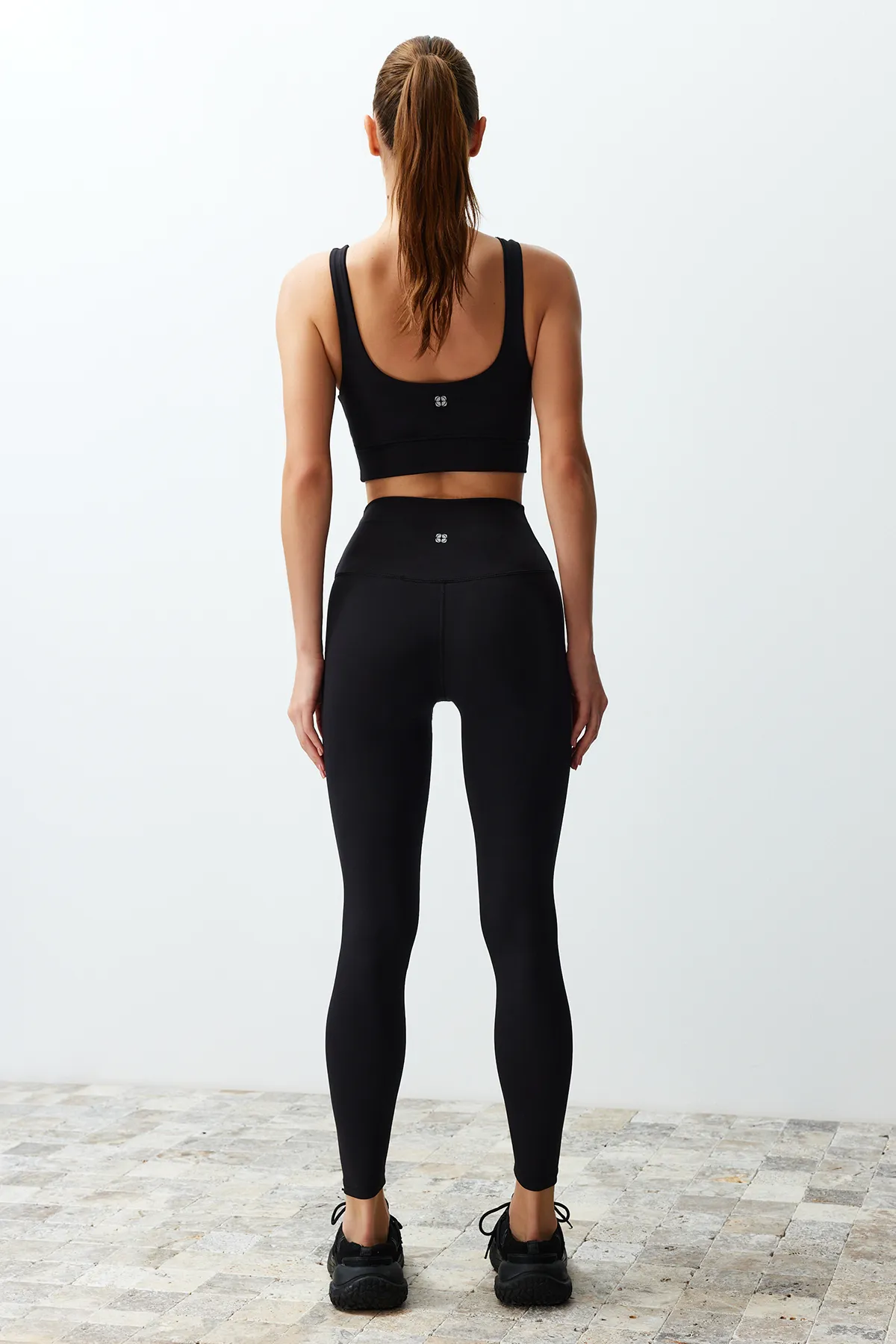 Trendyol Collection  Gestrickte Sport-Leggings aus schwarzem, gebürstetem, mattem und weichem Stoff in voller Länge THMSS24TY00025