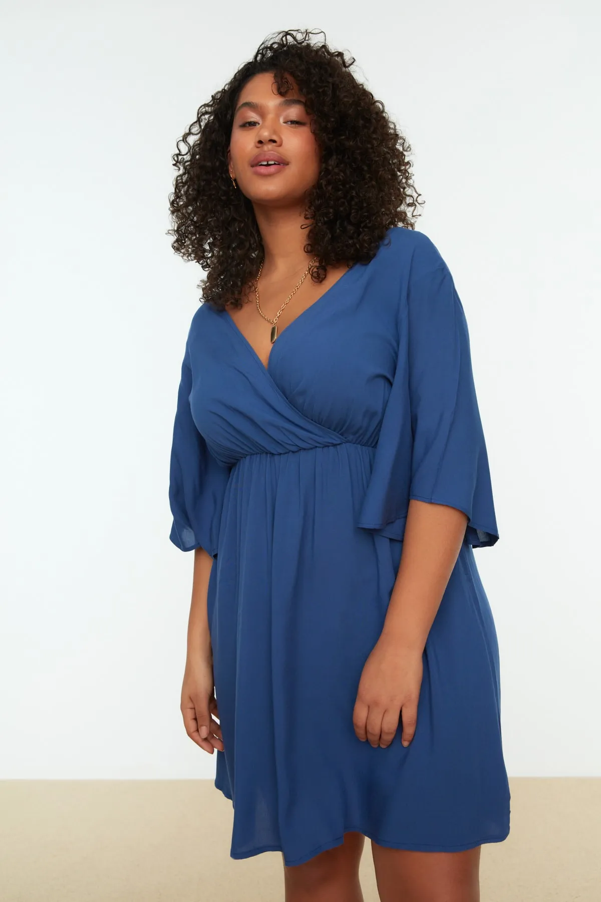 Trendyol Curve  Indigoblaues gewebtes zweireihiges Kleid mit Verschluss TBBSS22EL0540