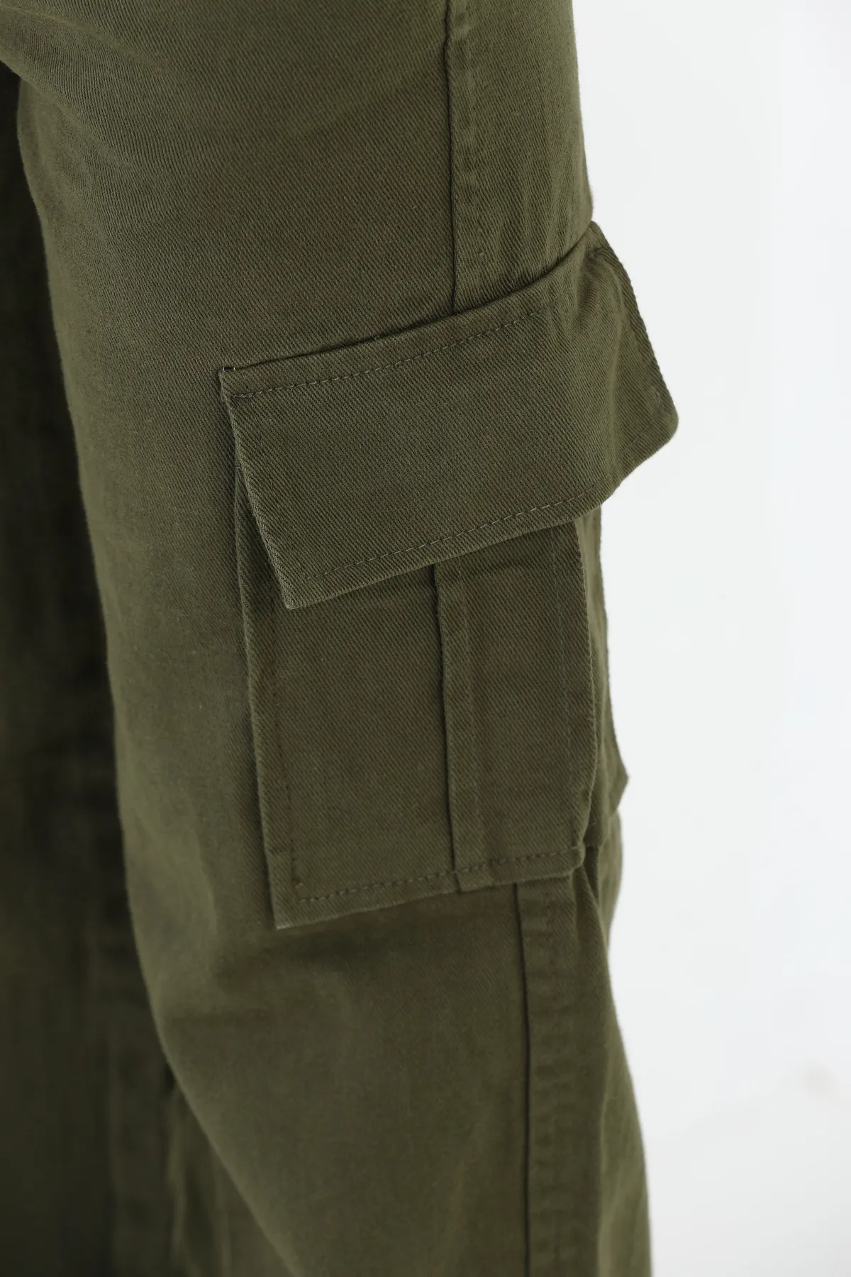 BİKELİFE  Khakifarbene Cargohose für Damen mit hoher Taille und weitem Bein