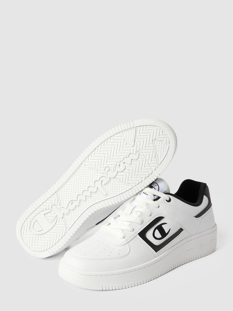 Sneaker mit Label-Detail in weiß