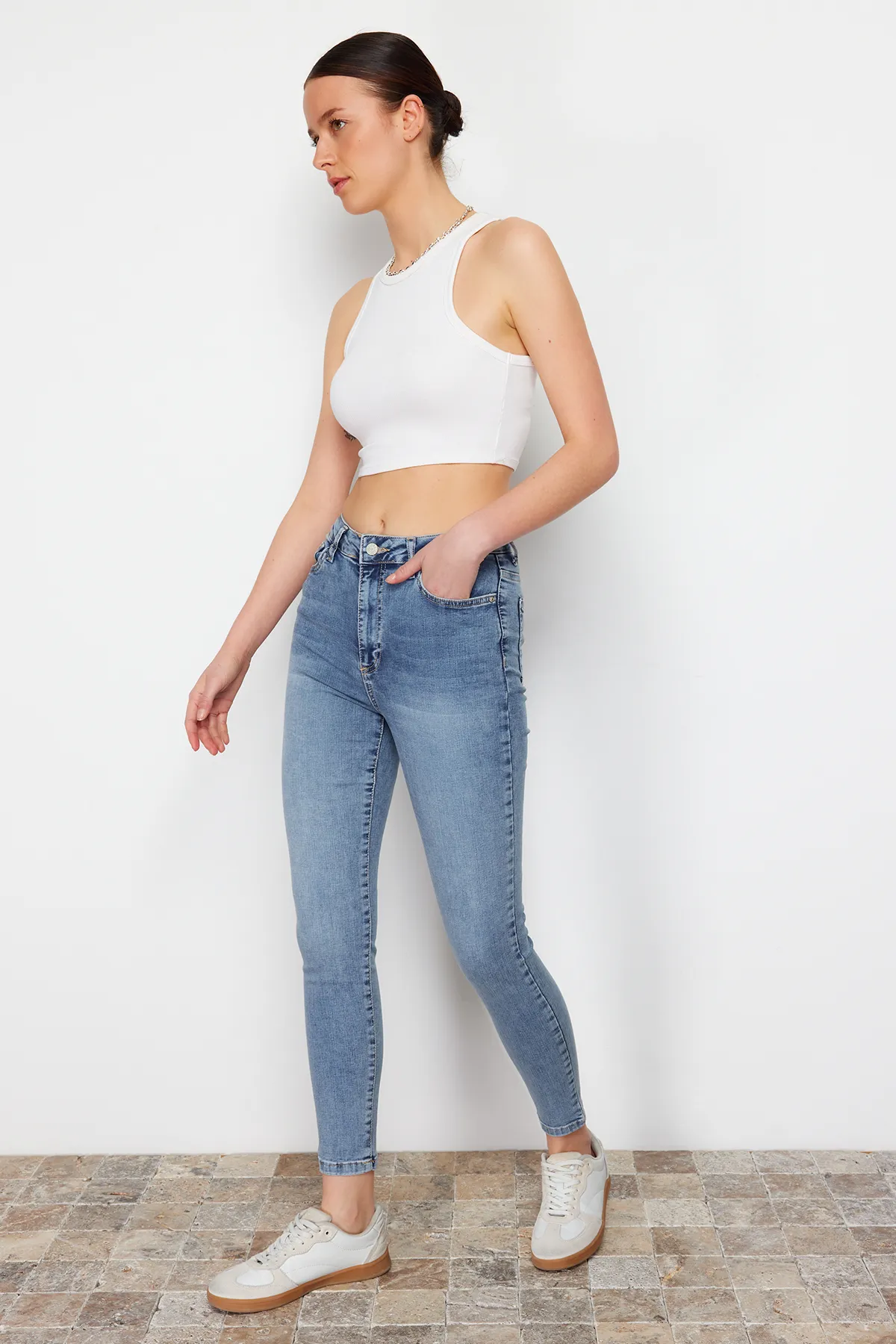 Trendyol Collection  Hellblaue High Waist Skinny Jeans mit Shaping-Effekt TWOAW24JE00070