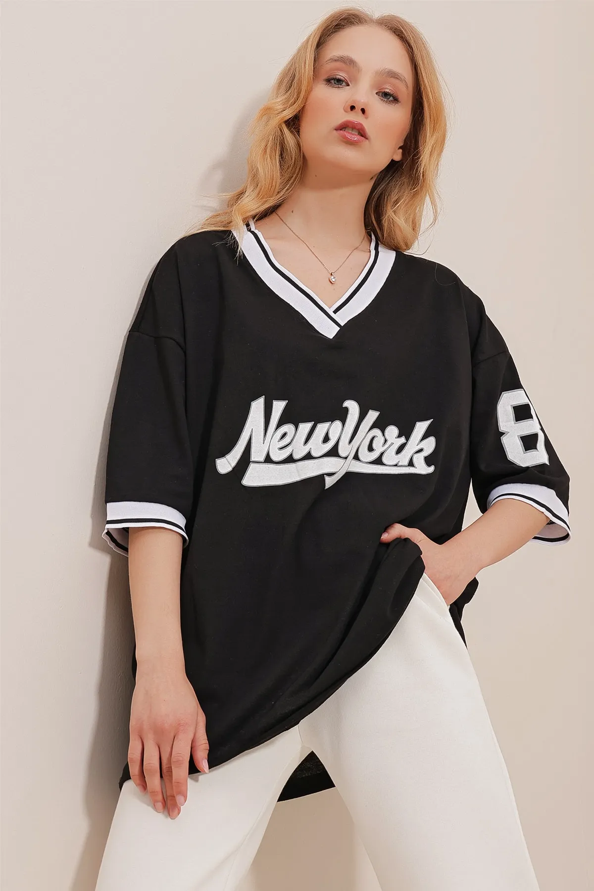 Trend Alaçatı Stili  Schwarzes Oversize-T-Shirt für Damen mit geripptem Kragen und Ärmeln, bedruckter Vorderseite ALC-786-001