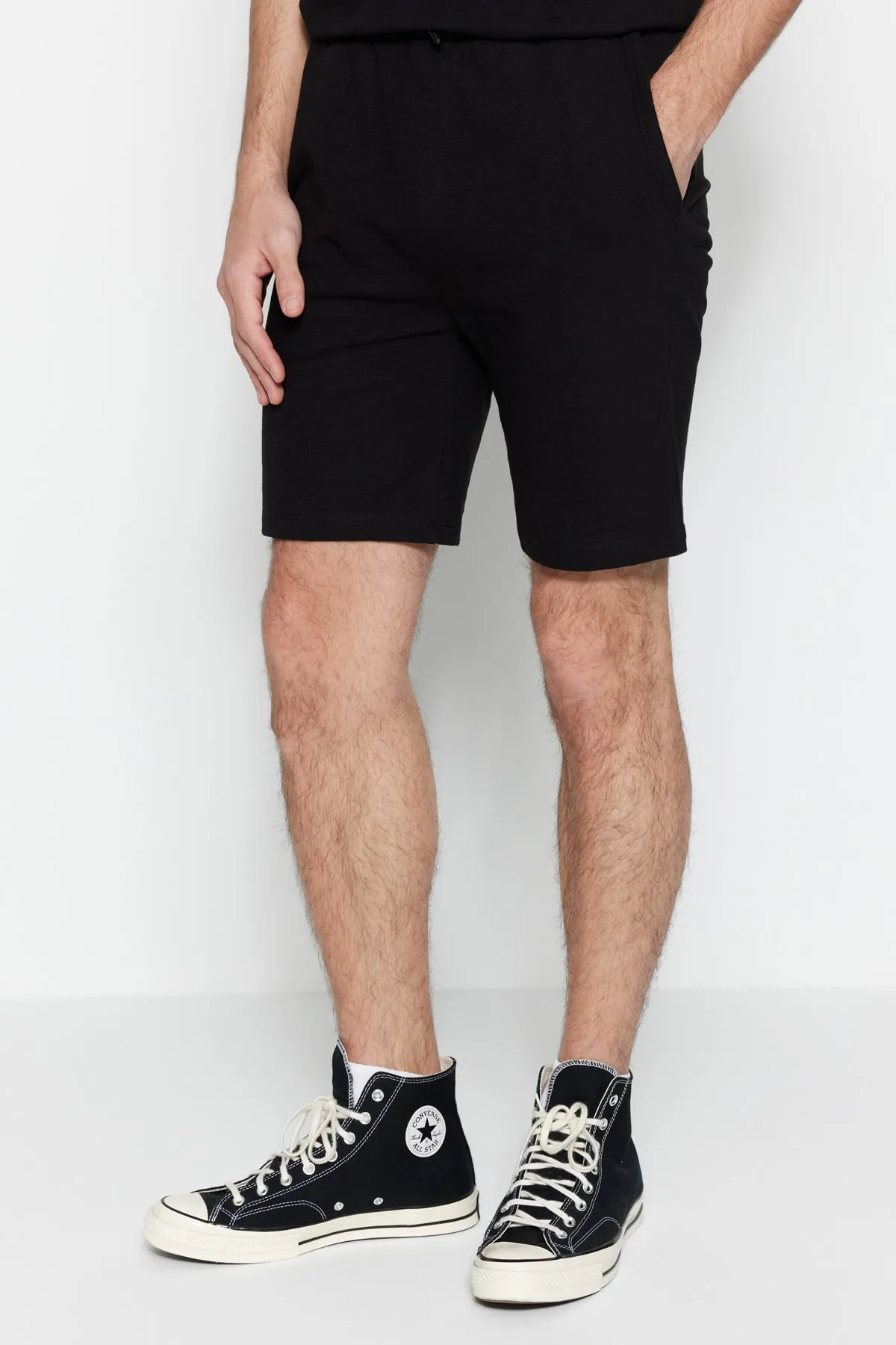Trendyol Collection  Schwarze reguläre Shorts aus 100 % Baumwolle mit Struktur in limitierter Auflage TMNSS23SR00035