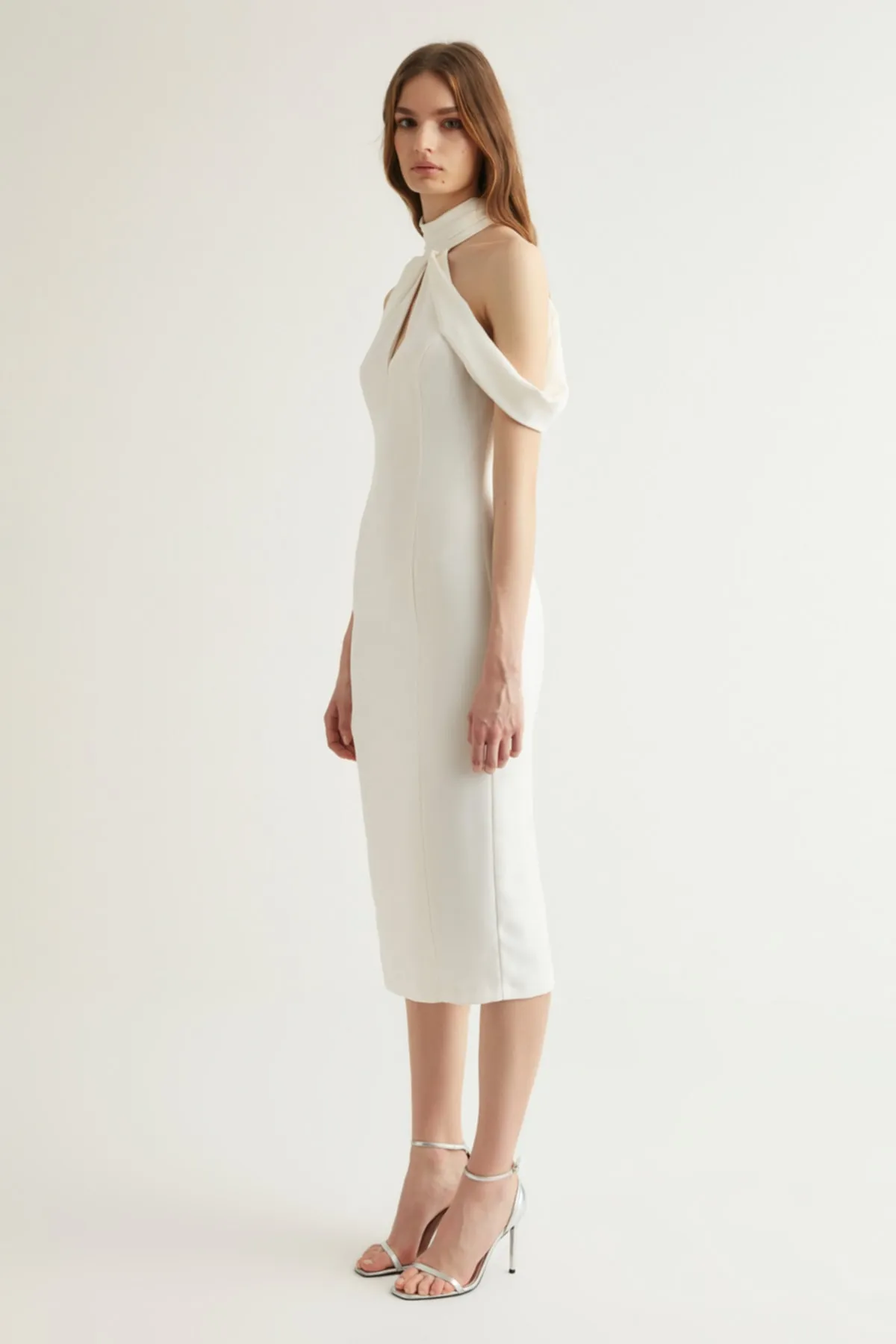 Trendyol Collection  X Dilek Hanif Kleid mit weißen Ärmeln und Details TPRSS22EL1853