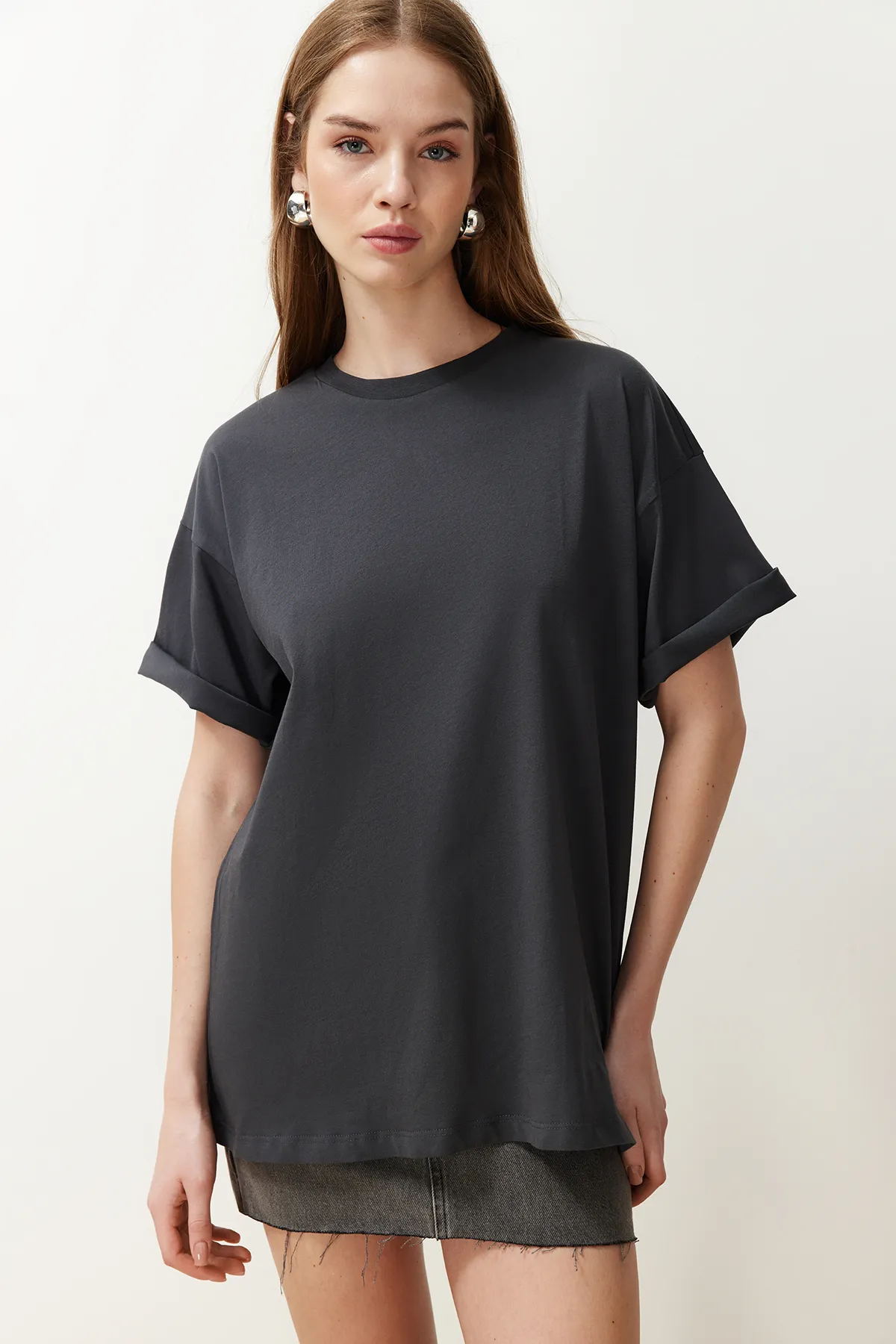 Trendyol Collection  Anthrazitfarbenes Boyfriend-Strick-T-Shirt aus 100 % Baumwolle mit Rundhalsausschnitt TWOSS20TS0134