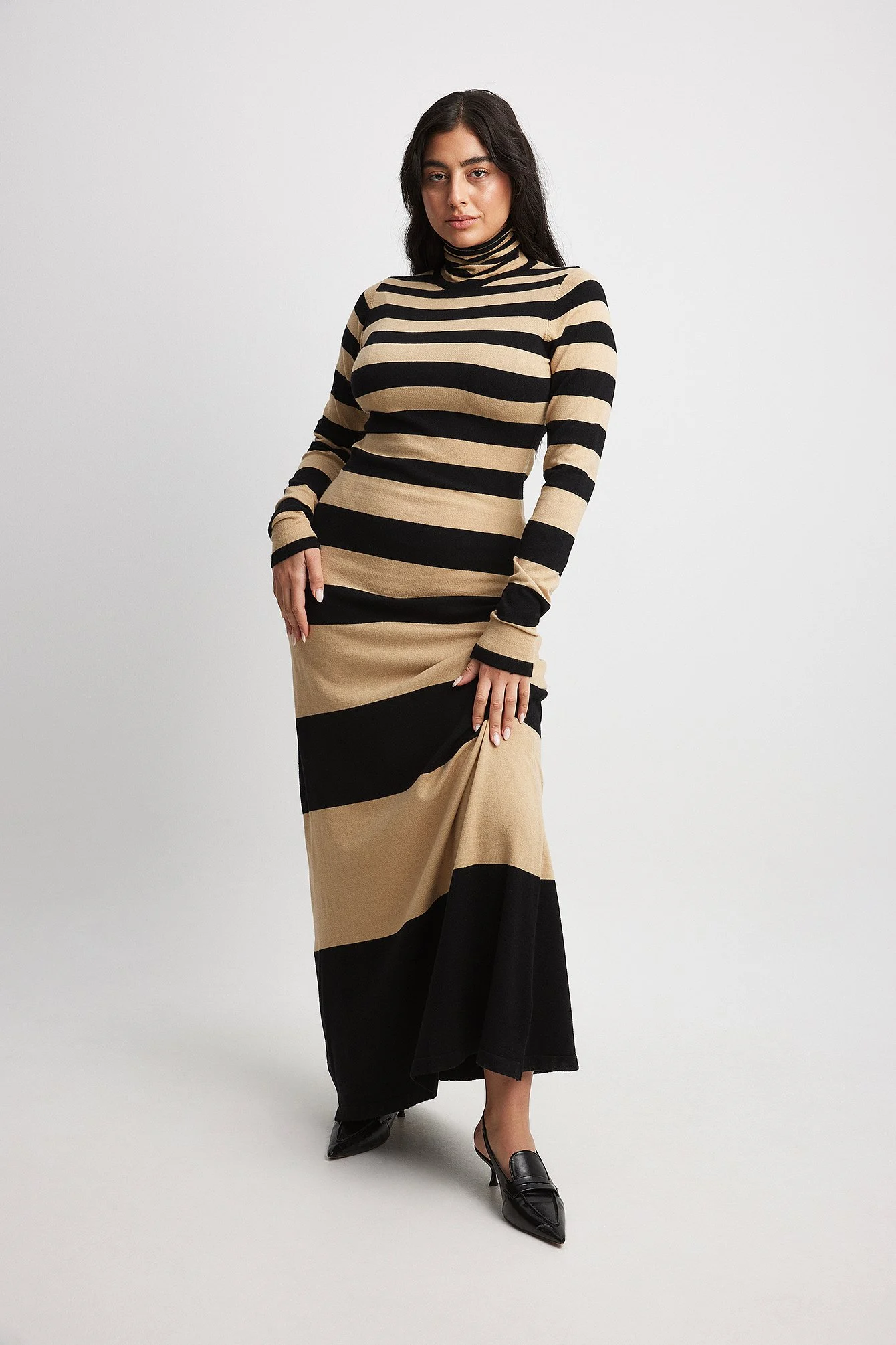 Feingestricktes, gestreiftes Maxikleid