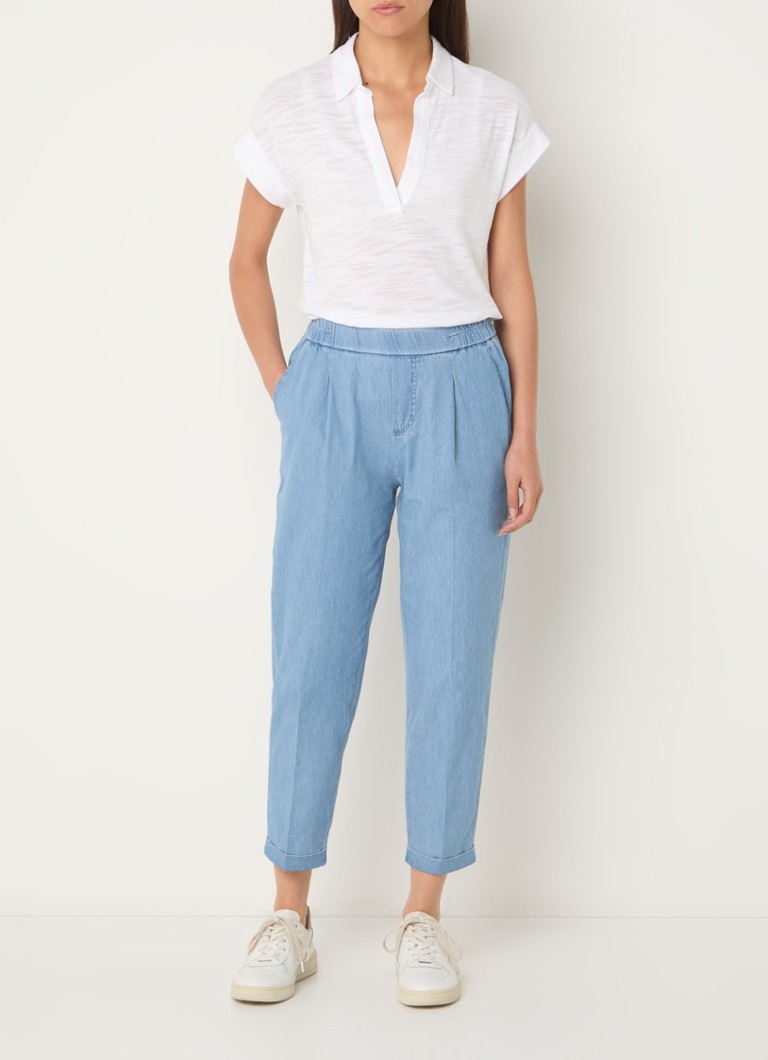 Jeans Benetton a vita alta, affusolati e corti, con tasche laterali.