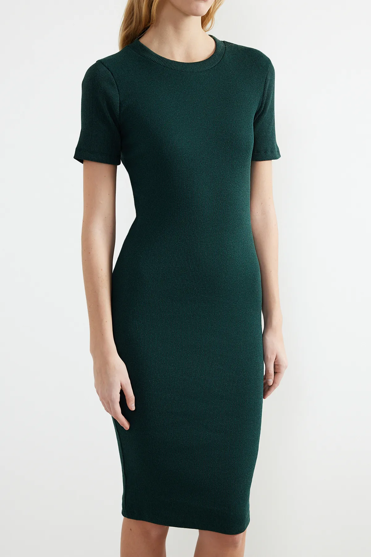 Trendyol Collection  Smaragdgrünes, geripptes, flexibles Strick-Midi-Bleistiftkleid mit Rundhalsausschnitt TWOSS24EL00486