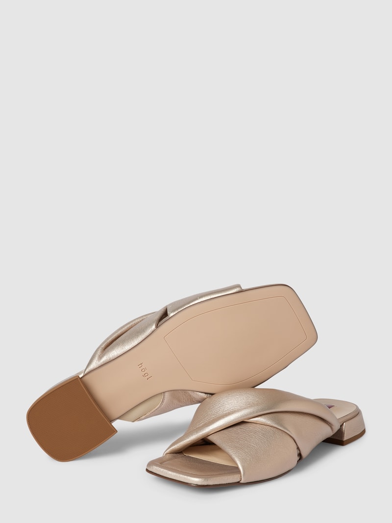 Pantoletten aus Leder im Metallic-Look in gold