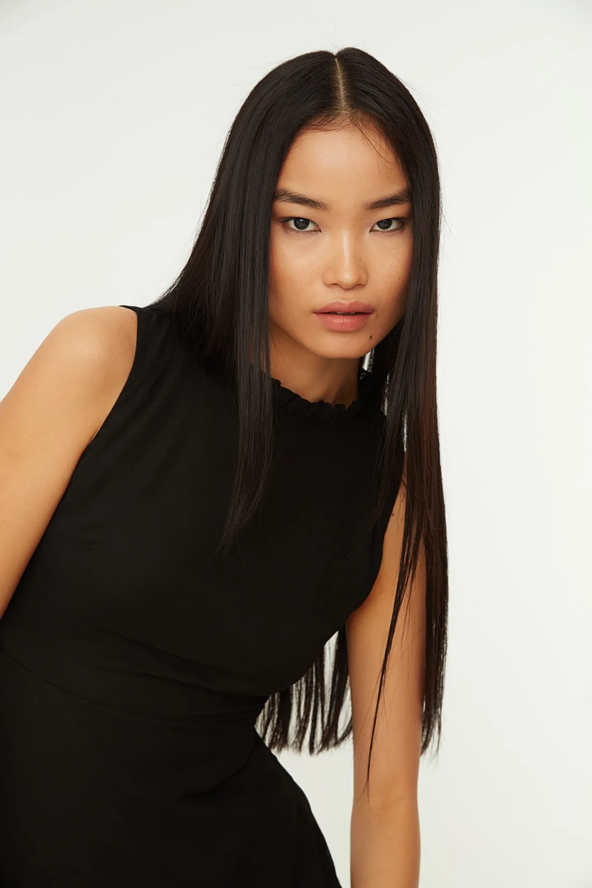 Trendyol Collection  Schwarzes, gewebtes Minikleid in A-Linie mit Rüschen und Chiffonfutter TWOSS20EL0237