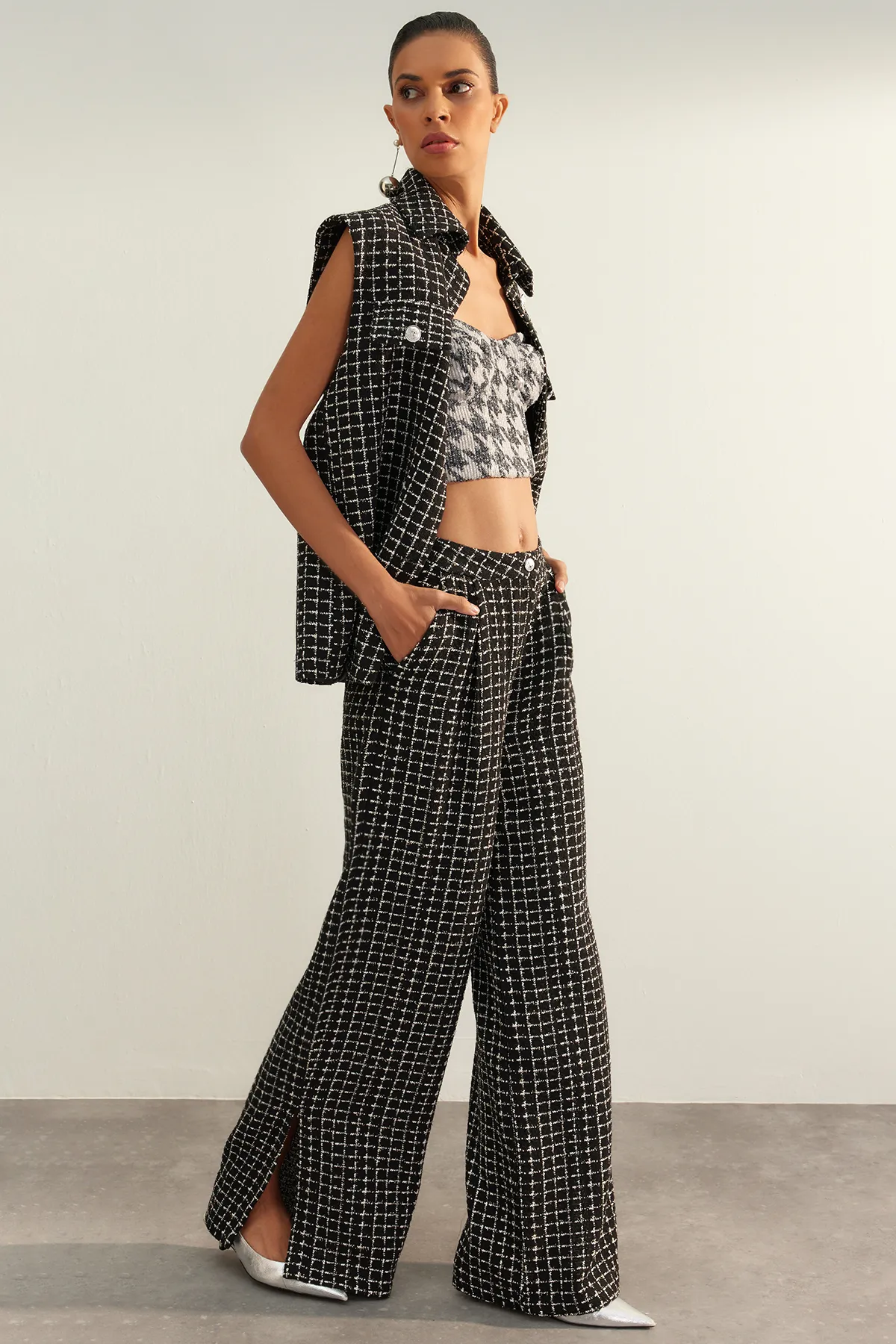 Trendyol Collection  Schwarze, limitierte Palazzo-Hose mit extra weitem Bein und Tweed-Karomuster aus Webstoff TWOAW24PL00286