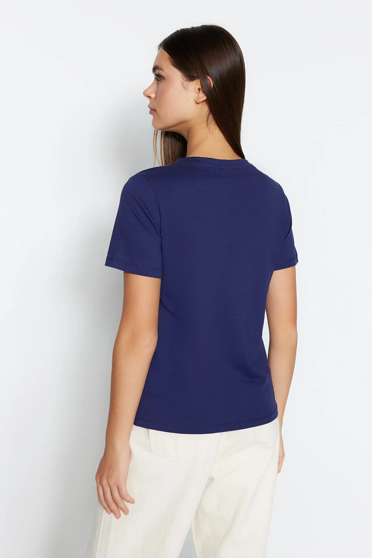 Trendyol Collection  Marineblaues Basic-Strick-T-Shirt mit V-Ausschnitt aus 100 % Baumwolle TWOSS23TS00001
