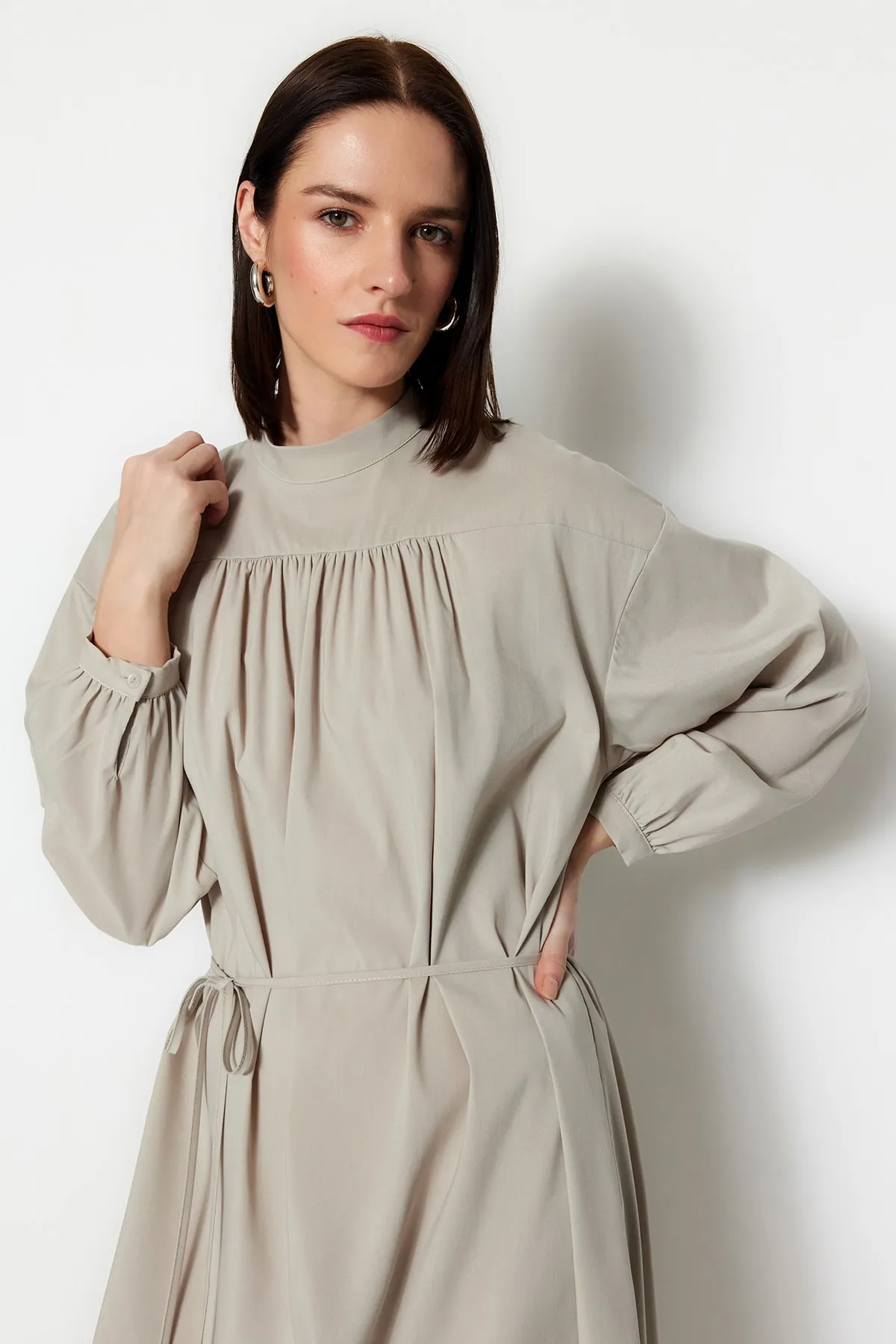 Trendyol Modest  Graues gewebtes Kleid mit weitem Schnitt und Gürtel, Raffung, TCTSS23EB00281