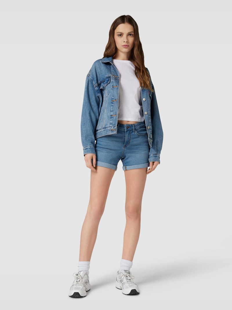 Jeansshorts mit Label-Detail in hellblau