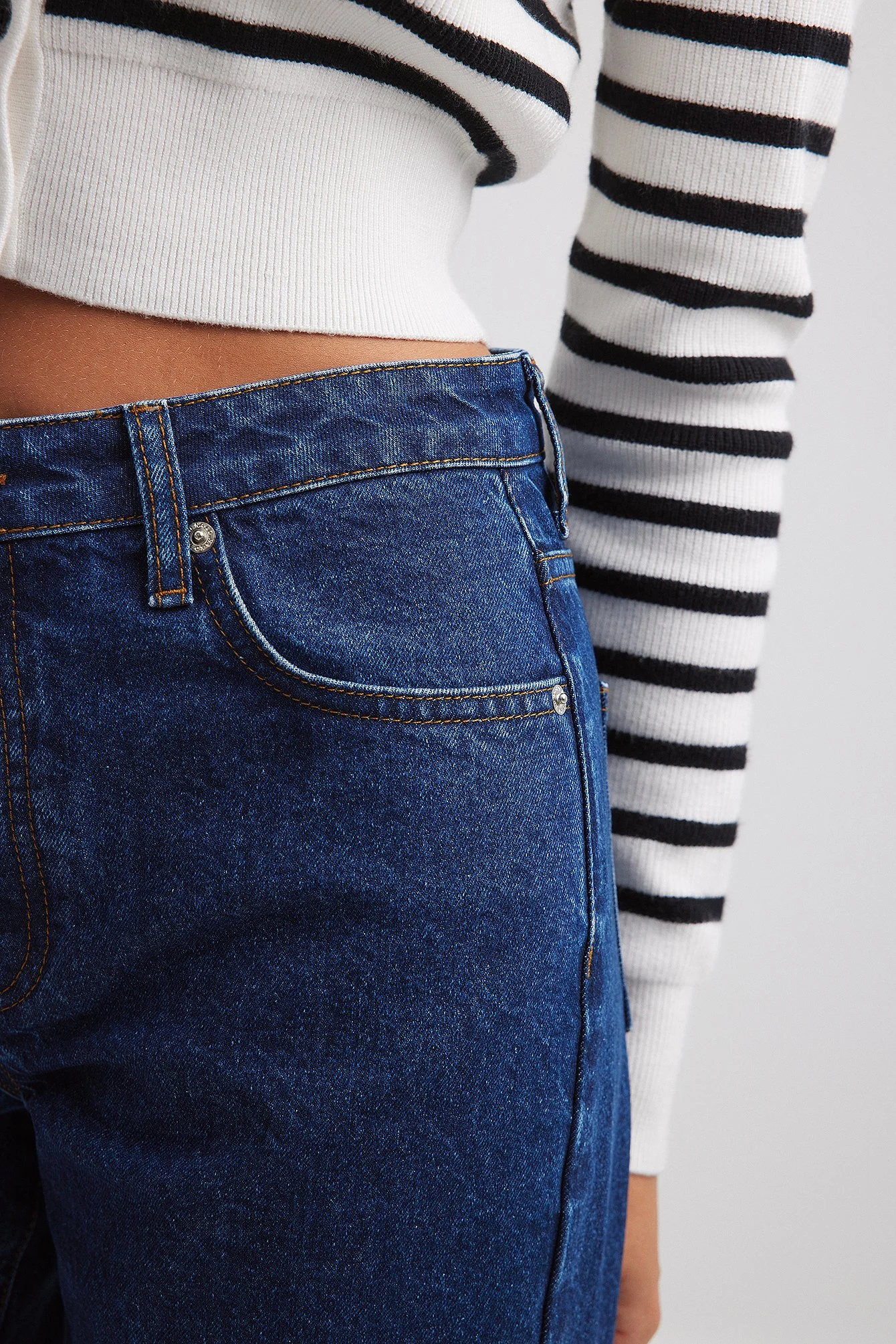 Gerade weite Jeans mit mittlerer Taille und Nahtdetails