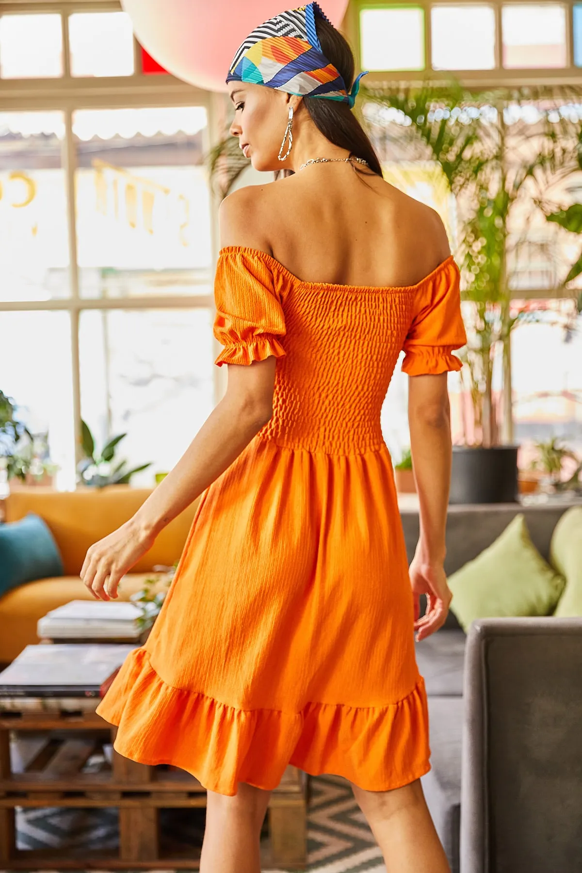 Olalook  Orangefarbenes, ausgestelltes Kleid mit Gimped-Kragen und Bindegürtel für Damen