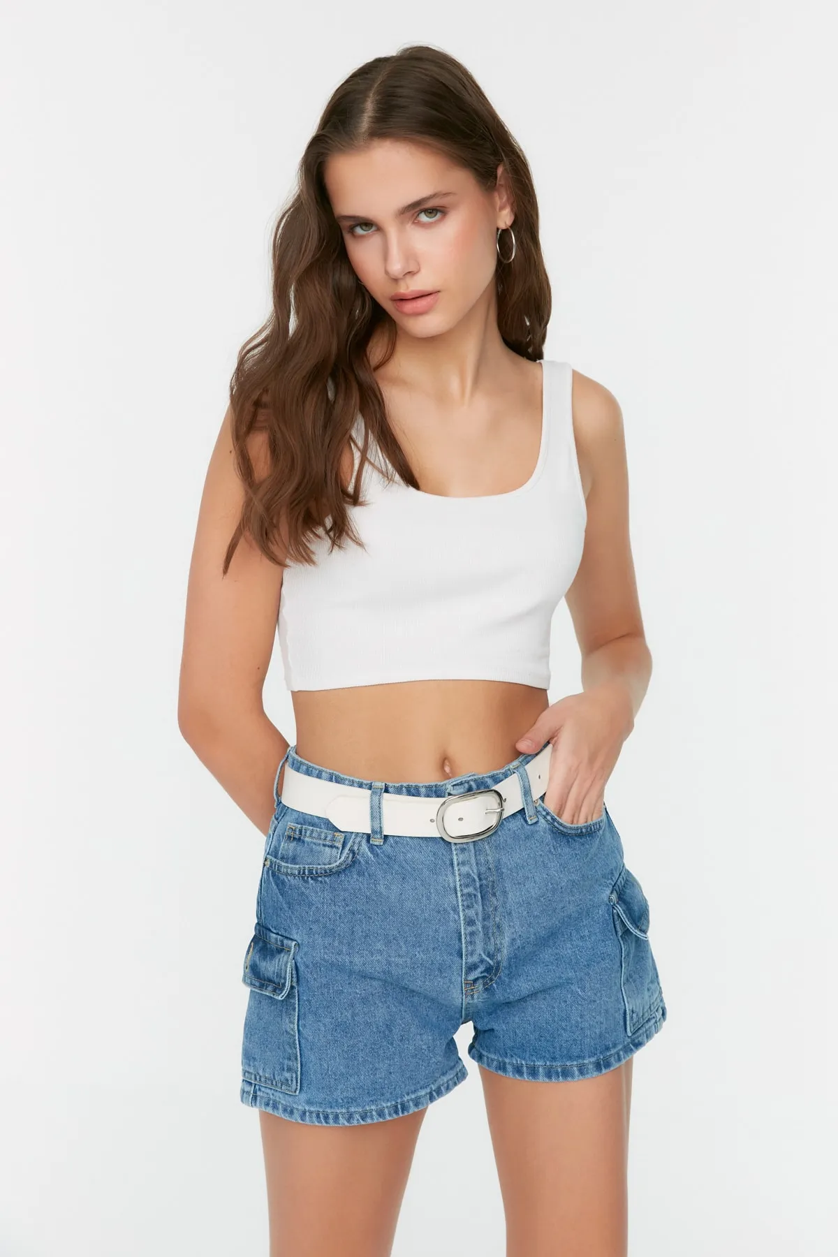 Trendyol Collection  Blaue Jeansshorts mit Cargotaschen und detaillierten Details TWOSS22SR00074