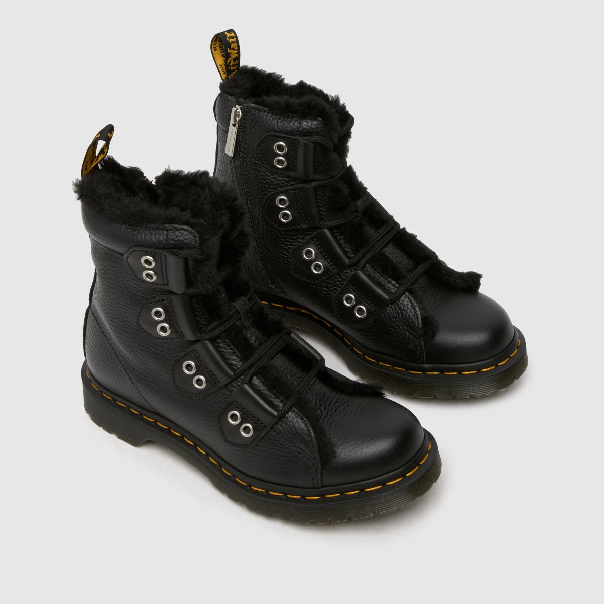 Dr Martens 1460 – Svarta pälsstövlar med snörning till tån