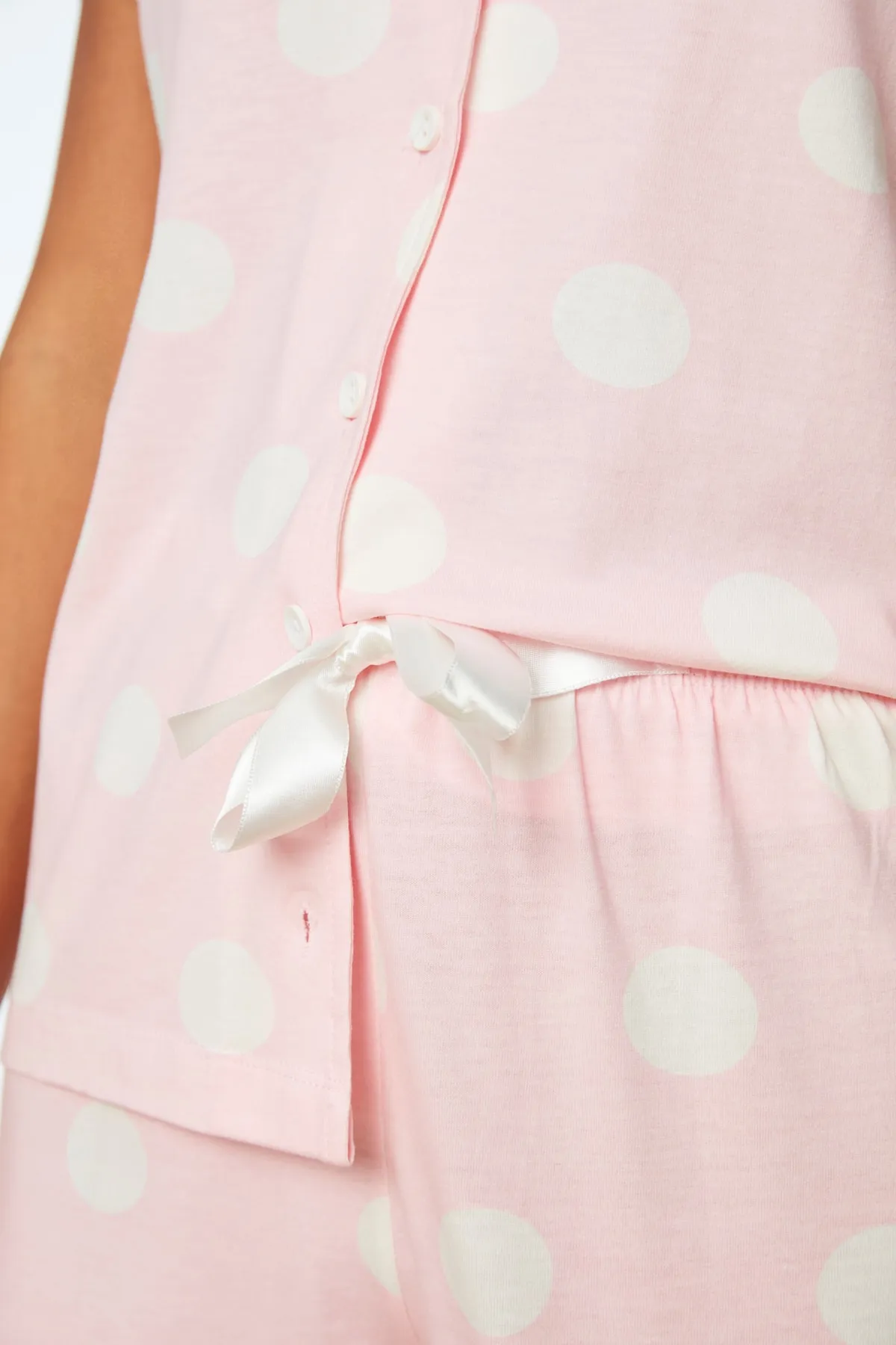 Trendyol Collection  Rosa gestricktes Pyjama-Set aus 100 % Baumwolle mit gepunkteten Hemden und Shorts THMSS20PT0077