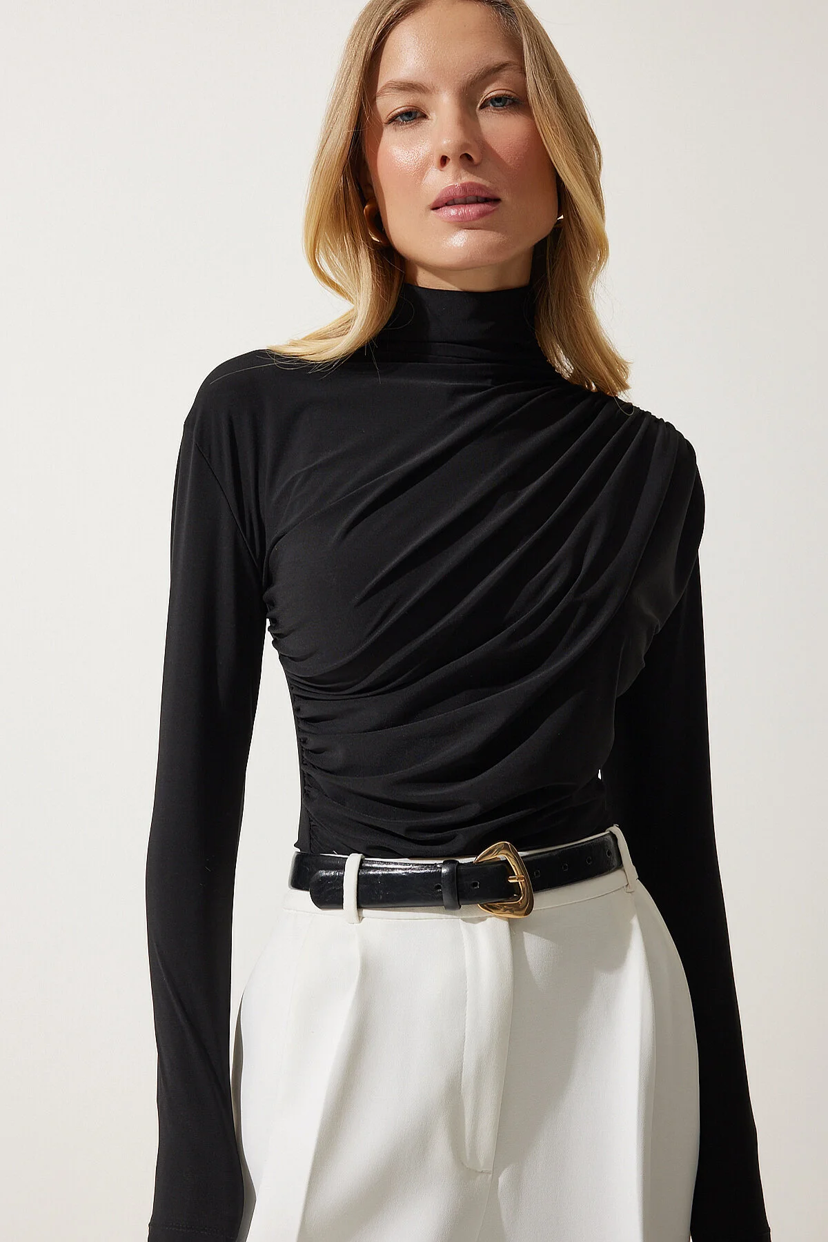 Happiness İstanbul  Schwarze, geraffte, detaillierte Sandy-Bluse mit hohem Kragen für Damen FF00135