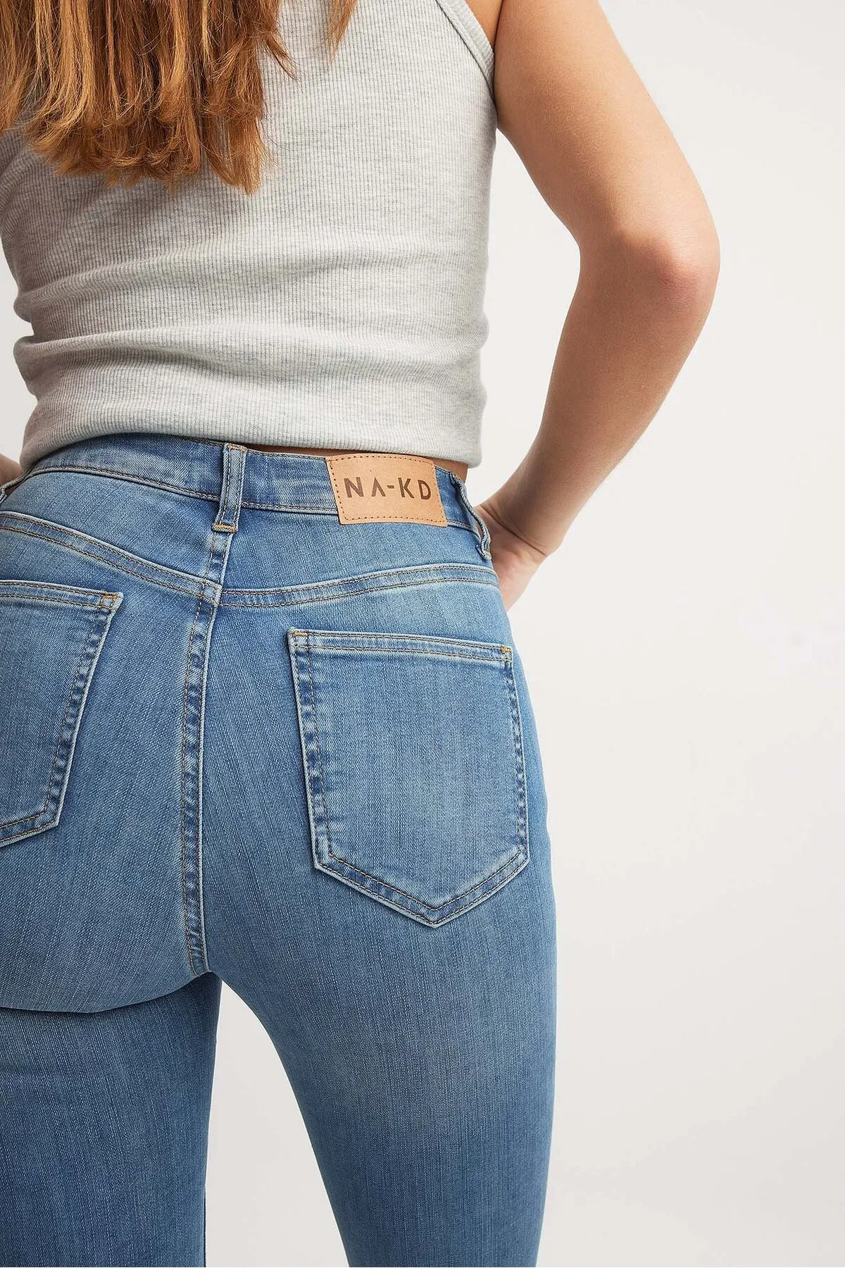 NA-KD  Skinny Jeans mit Destroyed-Effekt und hoher Taille aus Bio-Baumwolle