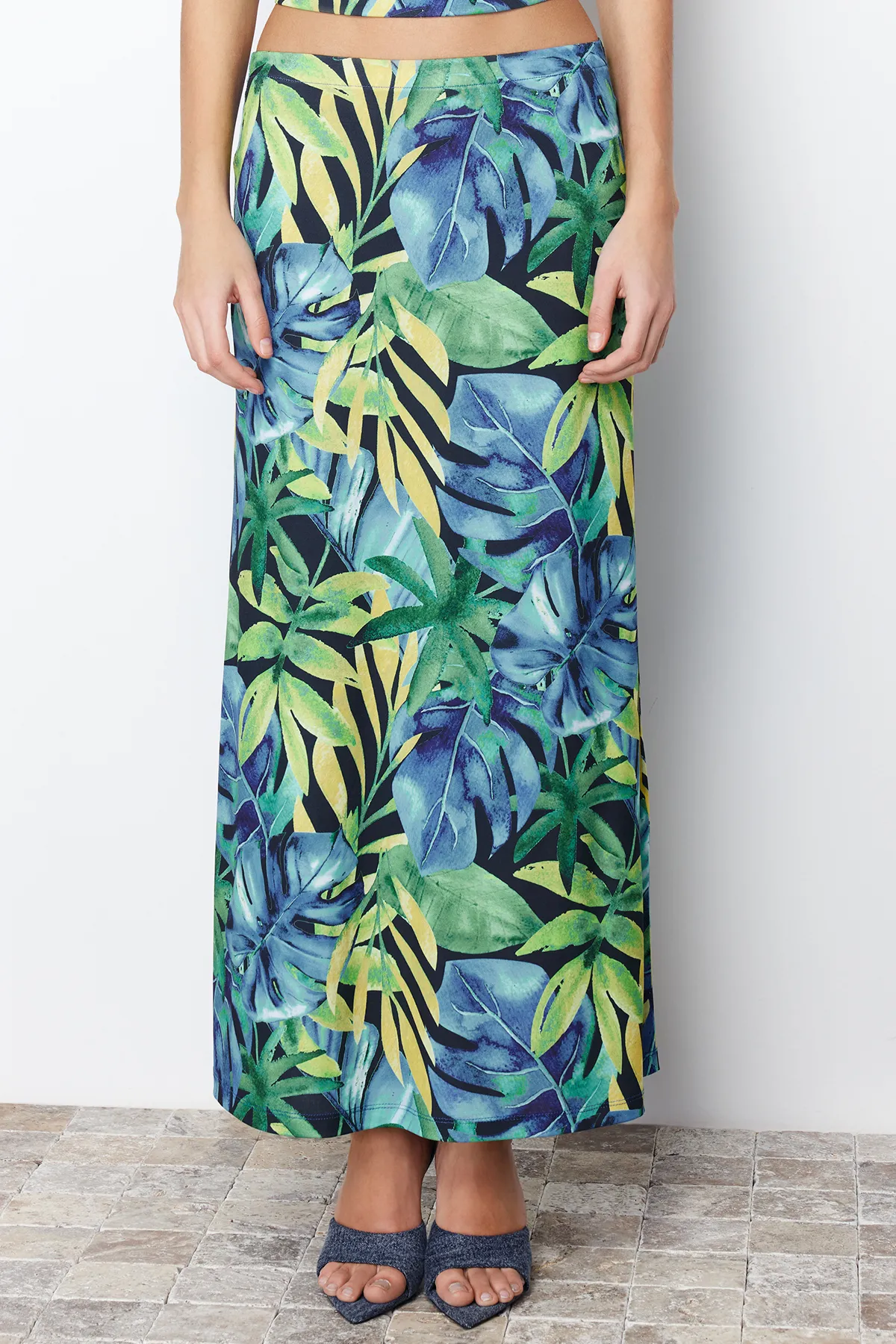 Trendyol Collection  Grünes, floral bedrucktes, schmales Set aus Strick mit Degaje-Kragen und flexiblem Unterteil und Oberteil TWOSS24AU00016