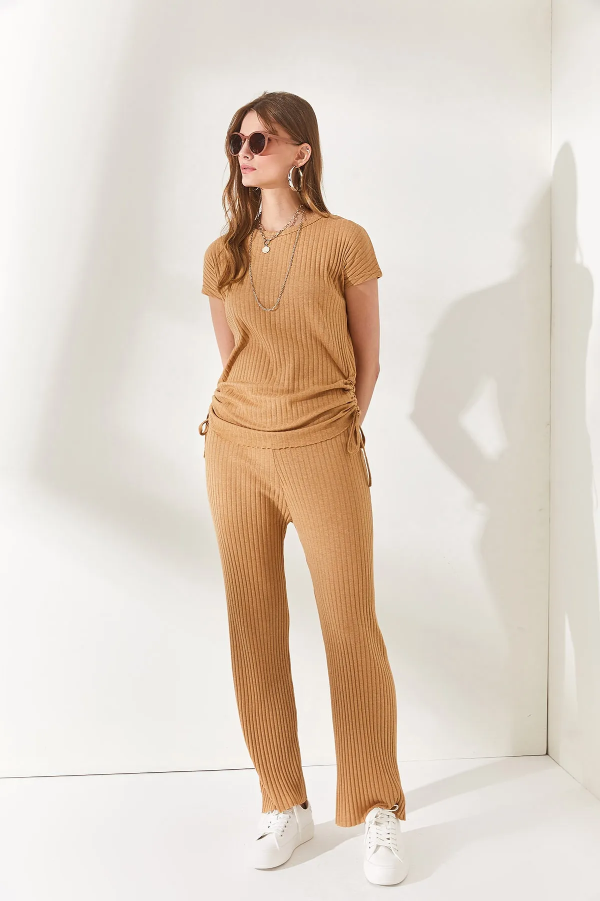 Olalook  Damen Kamelfarbenes, seitlich gerafftes Blusen- und Palazzo-Hosen-Set TKM-19000196