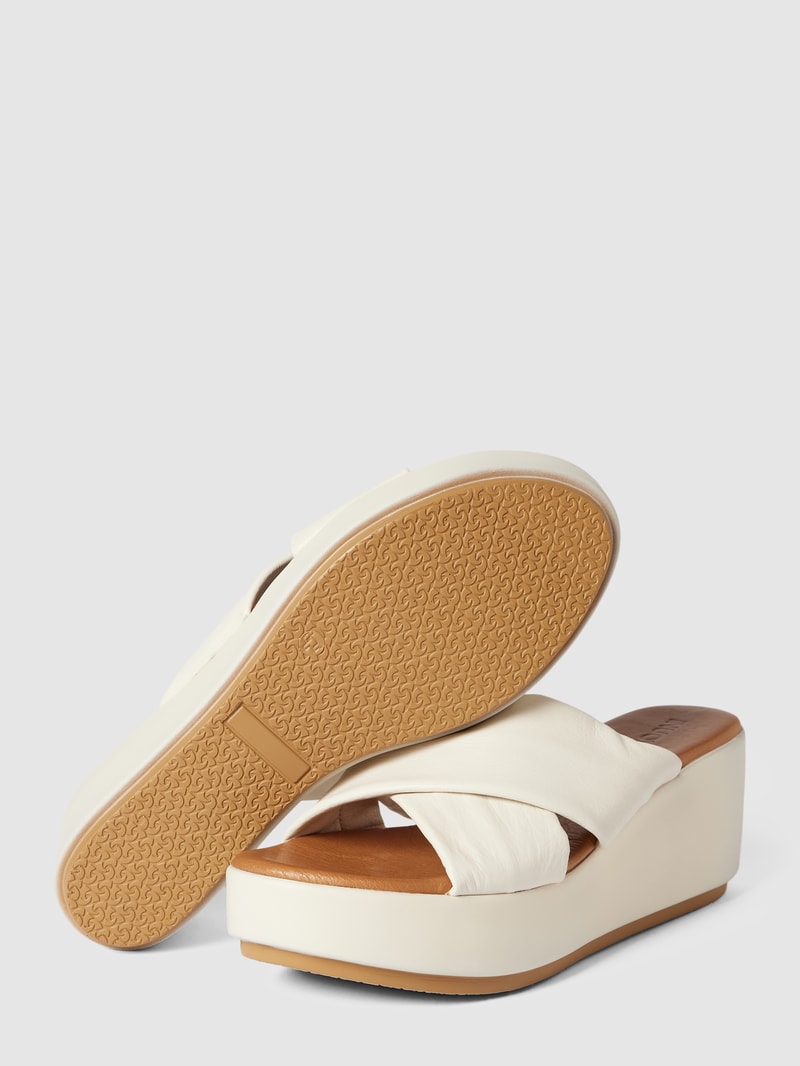 Wedges aus Leder mit breiten Riemen in sand