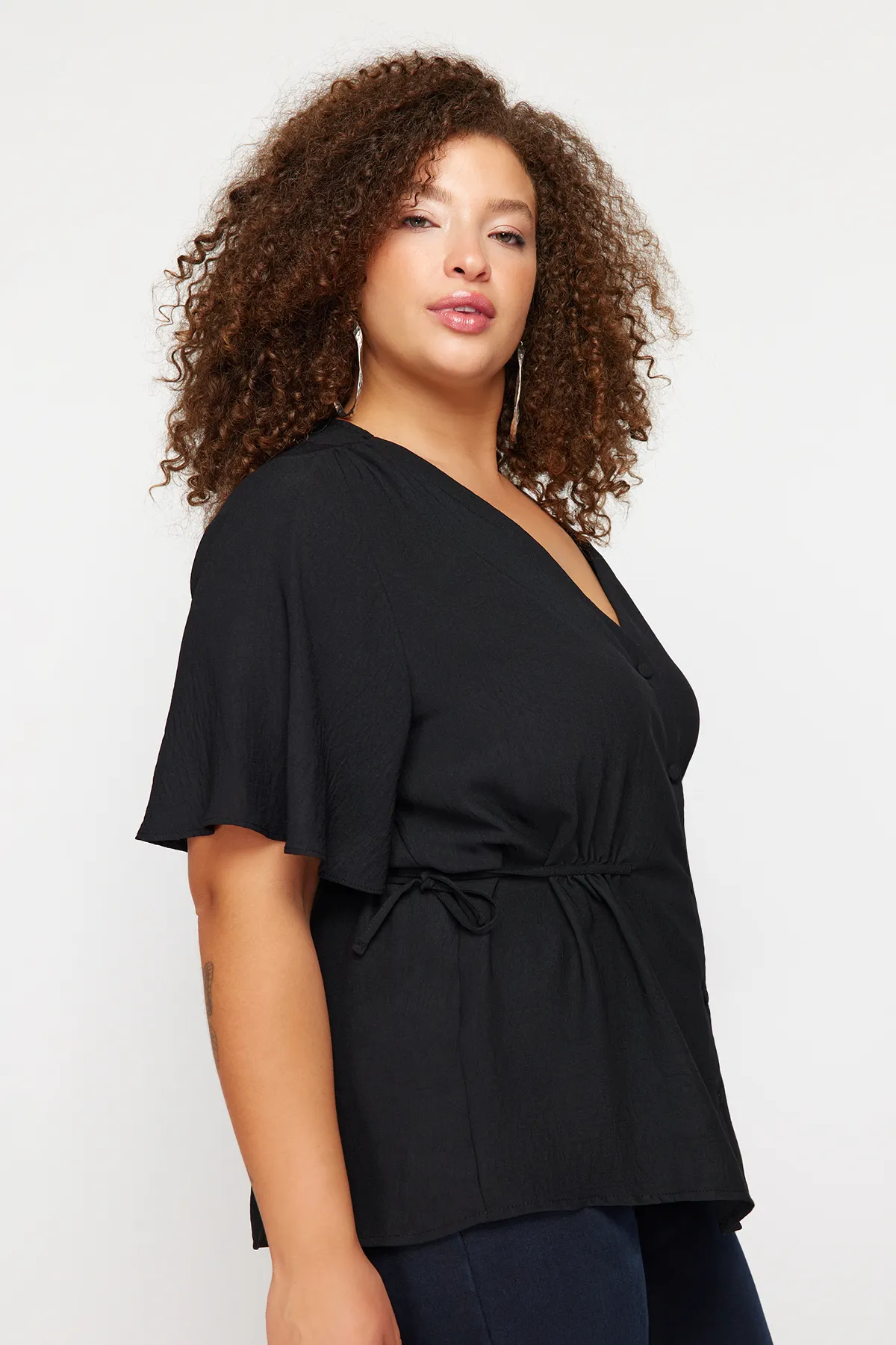 Trendyol Curve  Schwarze gewebte Bluse zum Binden mit V-Ausschnitt TBBSS22BZ0753