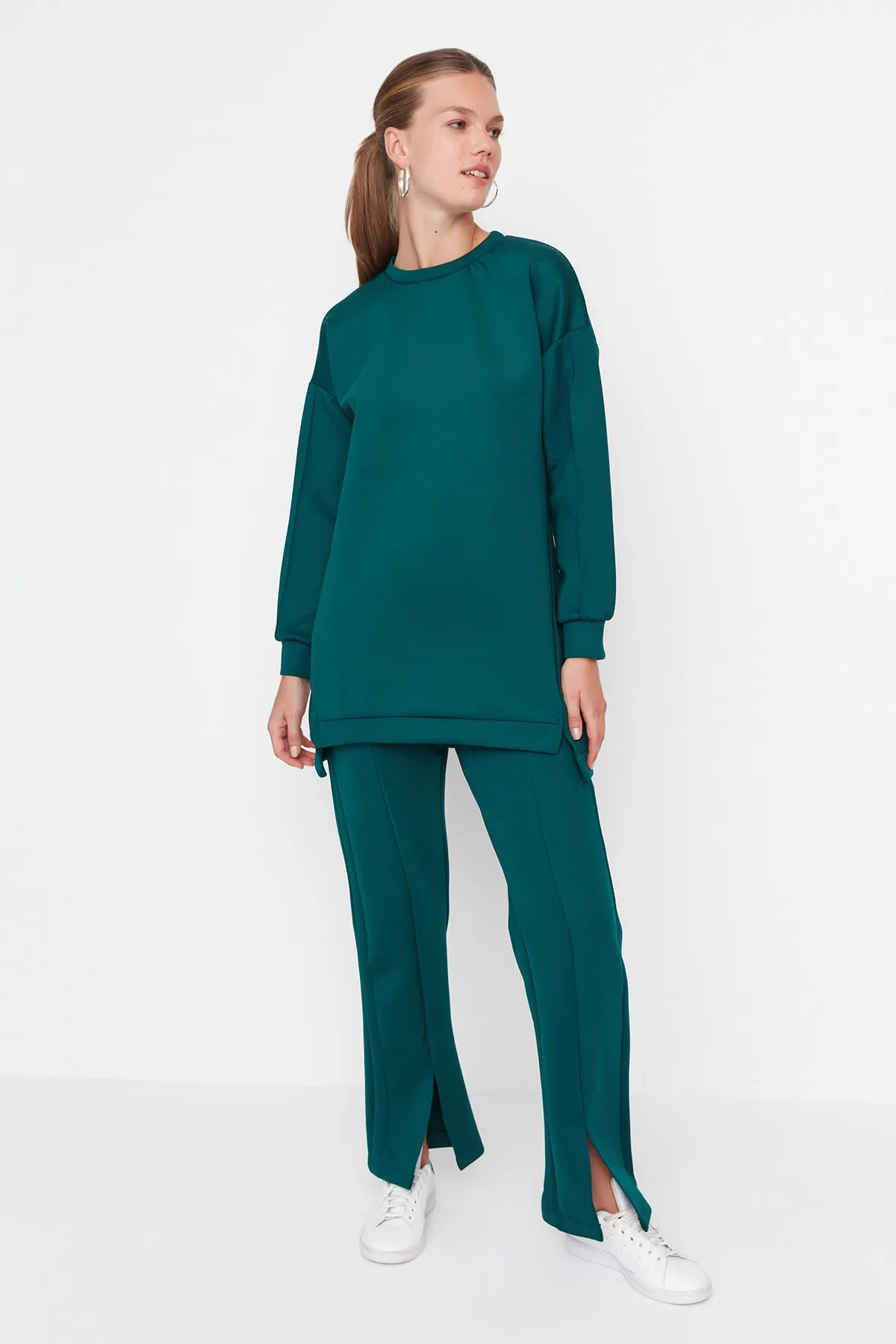 Trendyol Modest  Grünes Scuba-Tunika-Hose-Set aus Oberteil und Unterteil mit Schlitzdetail TCTAW23US00201