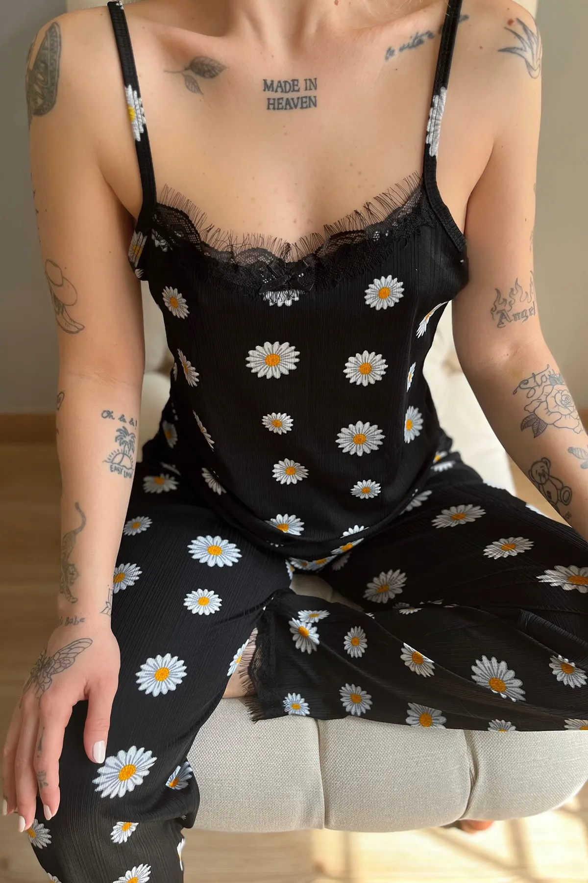 Pijamaevi  Gestricktes Pyjama-Set für Damen in Gelb und Weiß mit Gänseblümchen-Spitze und Seilriemen