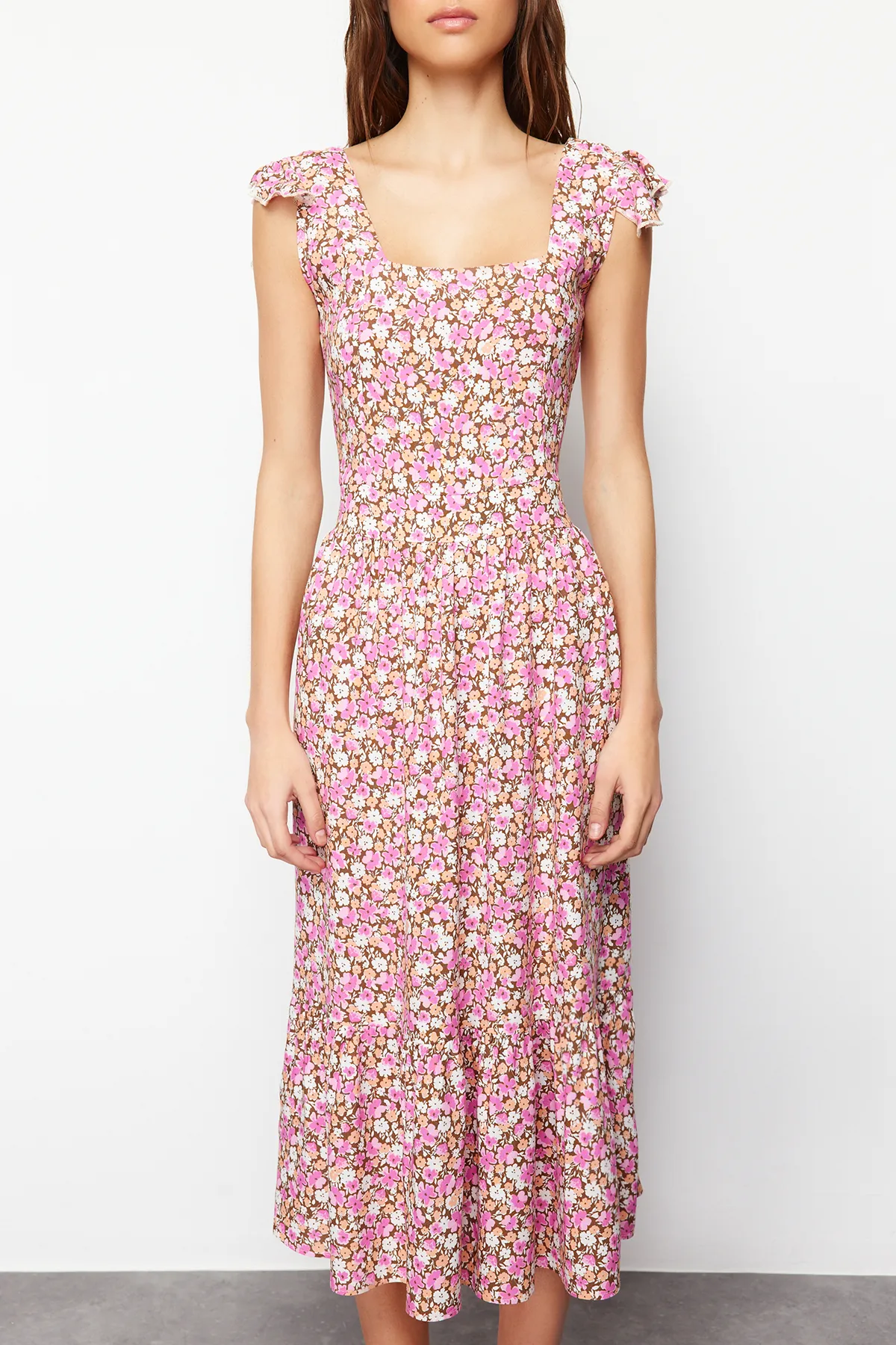 Trendyol Collection  Lila gemustertes Viskose-Webkleid mit quadratischem Kragen