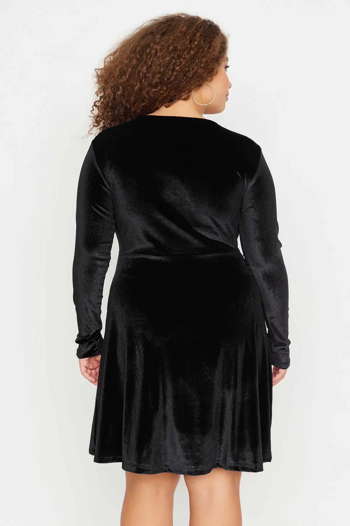 Trendyol Curve  Schwarzes Strickkleid aus Samt mit zweireihigem Kragen und Kragen TBBAW23AH00117